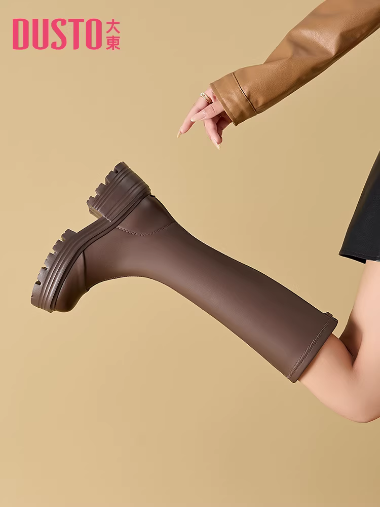 Bốt nữ cao đến đùi mùa thu đông 2025, kiểu mới, bốt cao cổ đen, đế dày, phối chân váy.