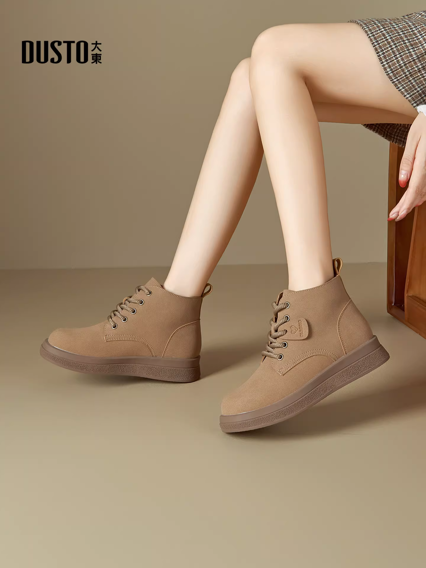 Giày bốt ngắn buộc dây kiểu retro Dadong dành cho nữ, mẫu mới thu đông 2025, giày bệt nữ phối với áo khoác, giày bốt đế dày kiểu Martin