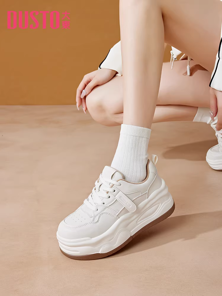 Giày thể thao đế dày màu trắng Dadong dành cho nữ, mẫu mới thu đông 2025, giày thể thao tăng chiều cao phổ biến, giày thể thao nữ đa năng.