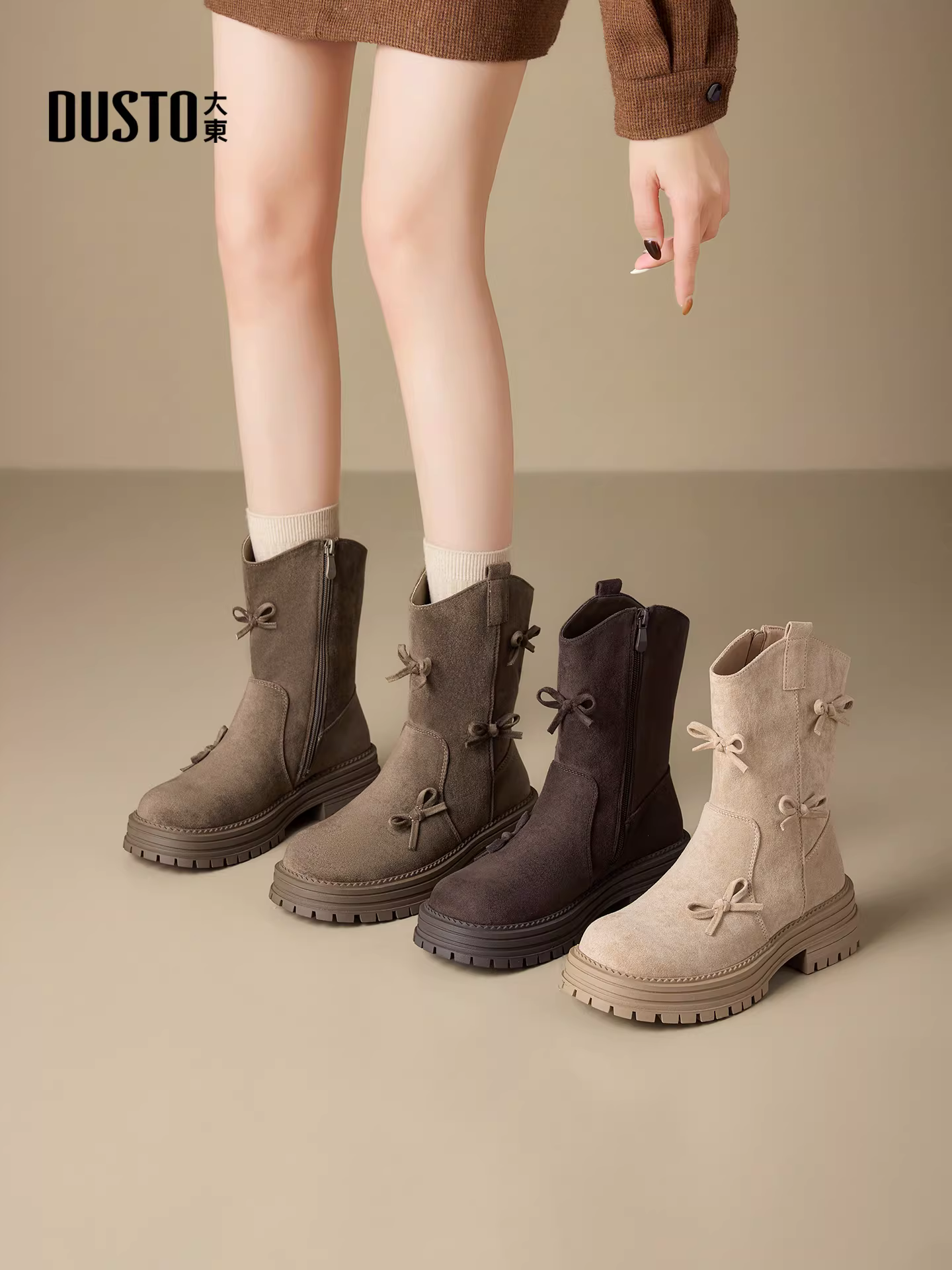 Giày bốt cổ ngắn đế dày Dadong rất thời trang dành cho nữ, giày nữ mùa đông mới 2025, lót lông cừu, gót dày, bốt thắt nơ, bốt ôm dáng.