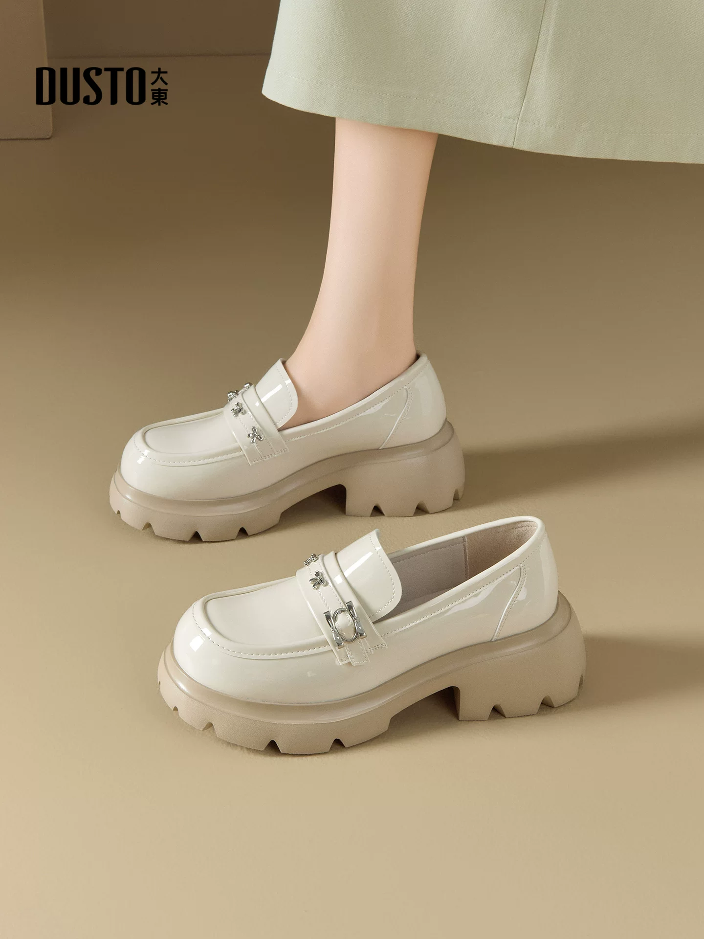 Giày da nhỏ bằng da bóng đen Dadong dành cho nữ 2025, mẫu mới thu đông, đế dày, kiểu lười đa năng, gót thô, mũi tròn, giày đơn giản phong cách JK