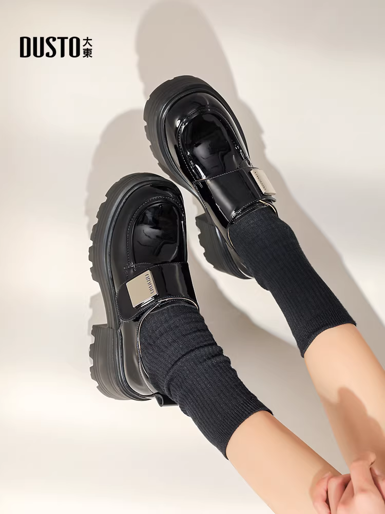 Giày lười cao gót đế dày Dadong dành cho nữ 2025, kiểu mới thu đông, màu đen, mũi tròn, phong cách Anh, giày da nhỏ, miệng nông, giày đơn.
