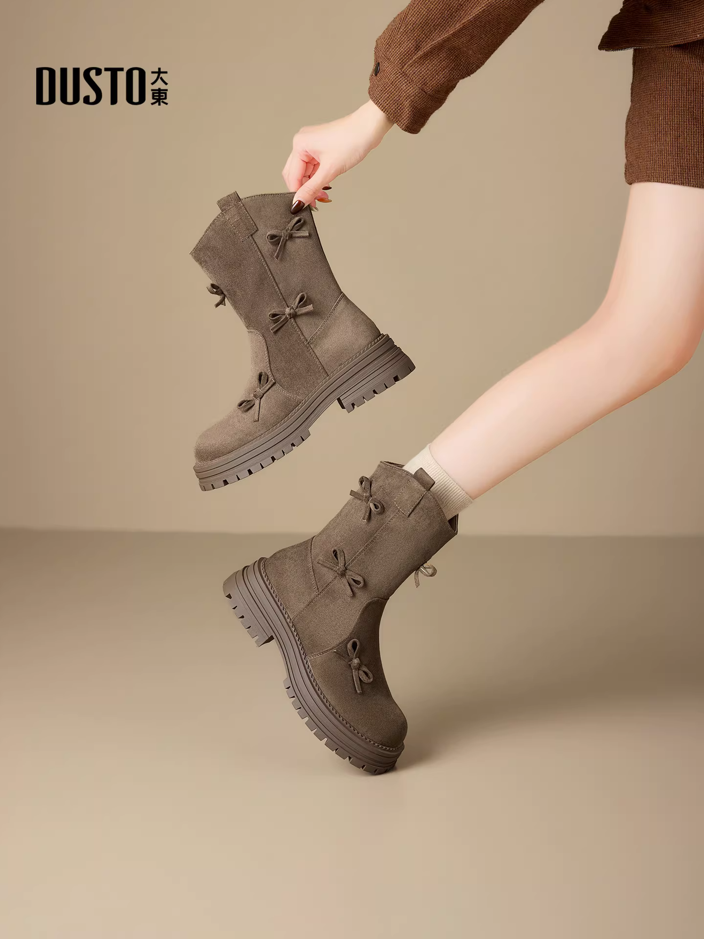 Giày bốt cổ ngắn đế dày Dadong rất thời trang dành cho nữ, giày nữ mùa đông mới 2025, lót lông cừu, gót dày, bốt thắt nơ, bốt ôm dáng.