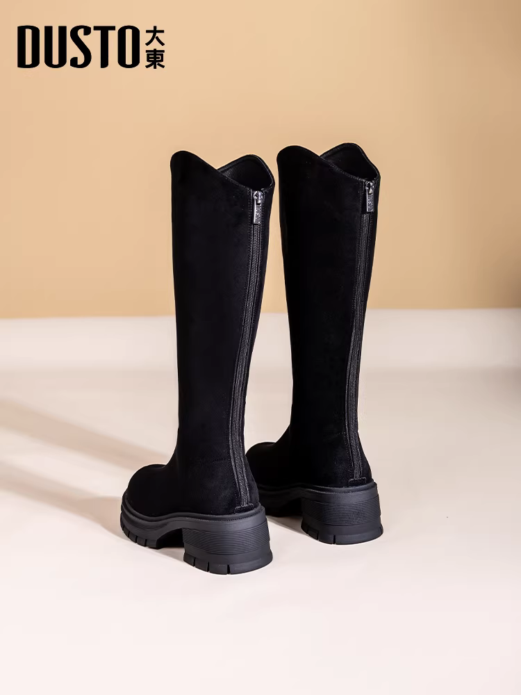 Giày bốt da lộn Dadong nữ, kiểu mới thu đông 2025, màu đen đế dày, kiểu dáng ôm sát, cổ cao, kiểu đi xe.