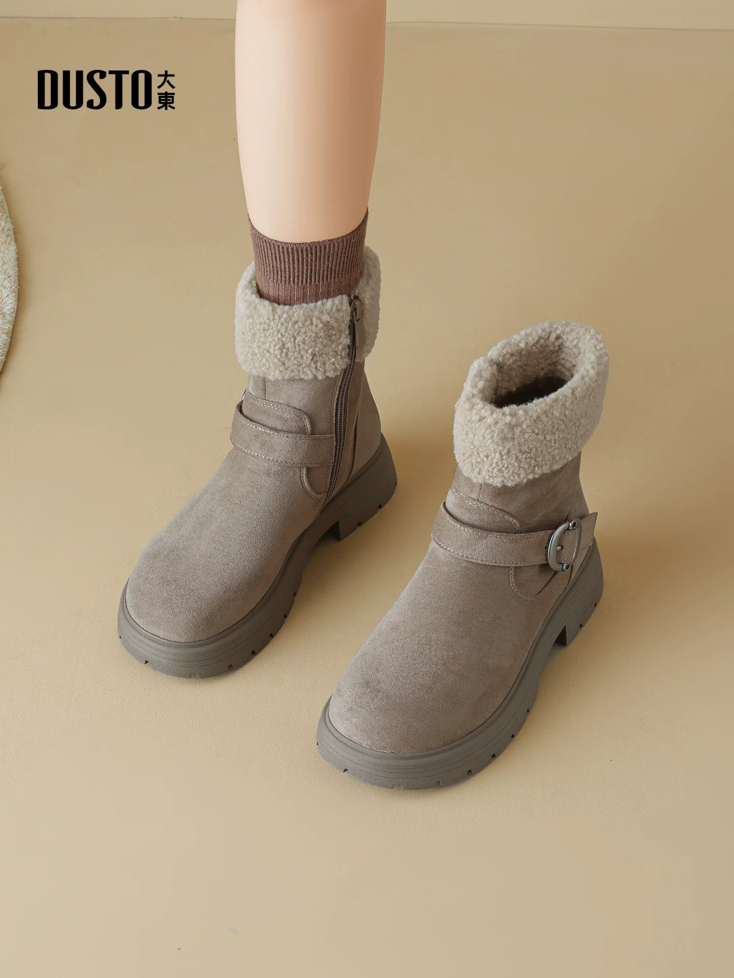 Giày bốt tuyết đế dày Dadong dành cho nữ 2025, mẫu mới mùa đông màu nâu, kiểu Birkenstock cổ ngắn, lót lông cừu, dày dặn và ấm áp, chất liệu cotton dành cho nữ.