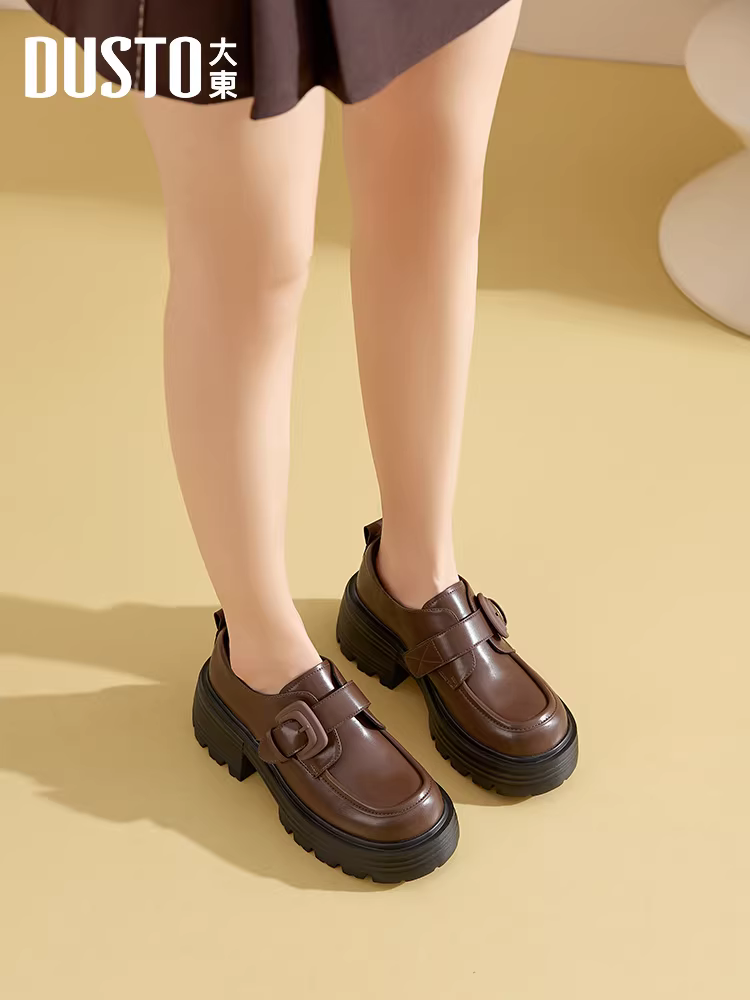Giày lười đen Dadong dành cho nữ 2025, mẫu mới thu đông, kiểu dáng sâu, gót dày, đế dày, tăng chiều cao, phong cách Anh, giày da nhỏ gọn.