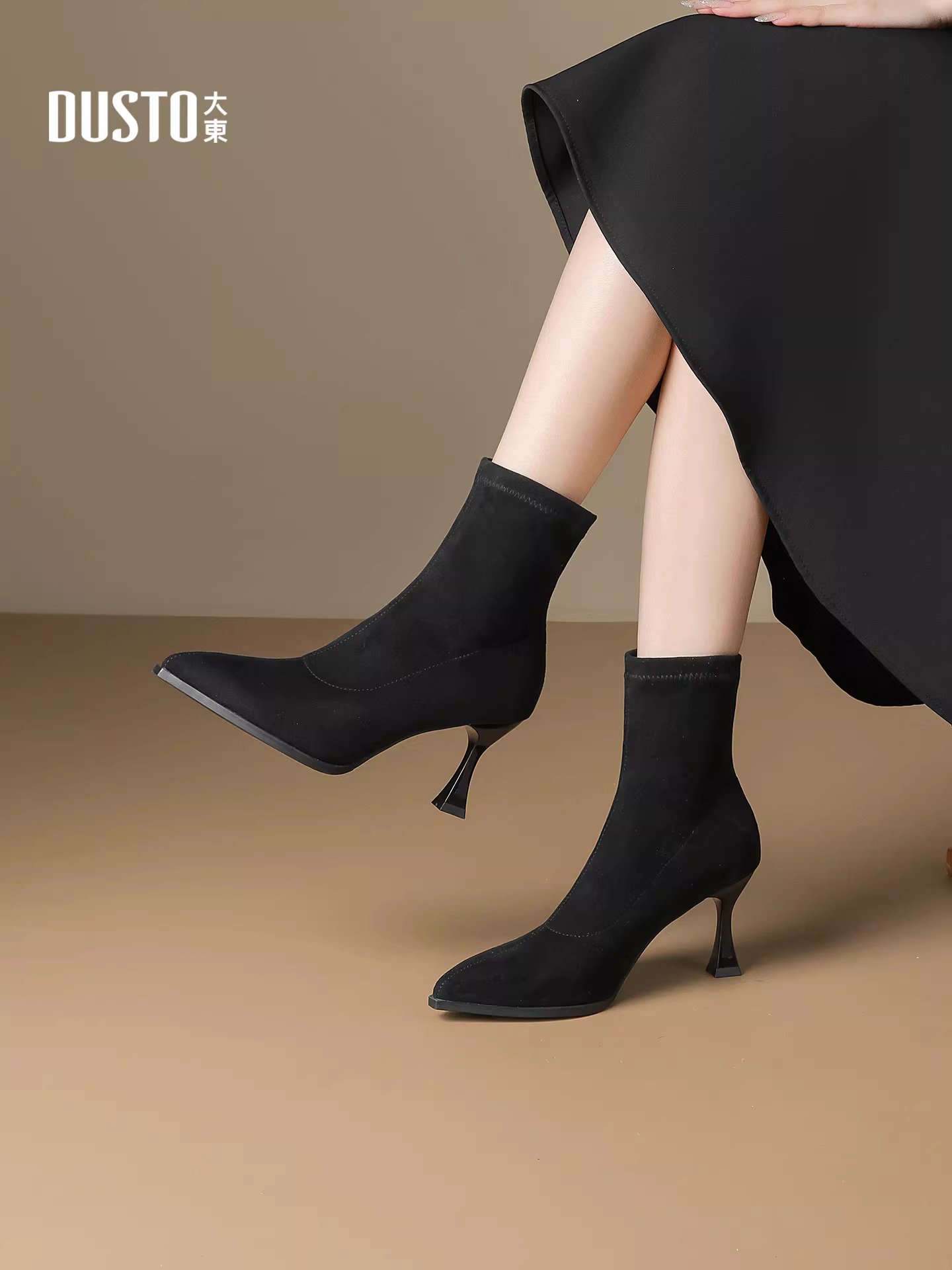 Giày bốt cao gót mũi nhọn Dadong dành cho nữ 2025, mẫu mới thu đông, chất liệu da lộn đen lì, kiểu ôm sát, chất liệu thun co giãn.