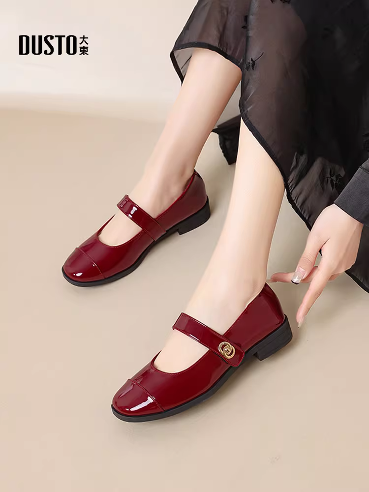 Giày Mary Jane đỏ Dadong dành cho nữ, mẫu mới thu 2025, kiểu Pháp, quai đơn, gót dày, phối chân váy, chất liệu da.