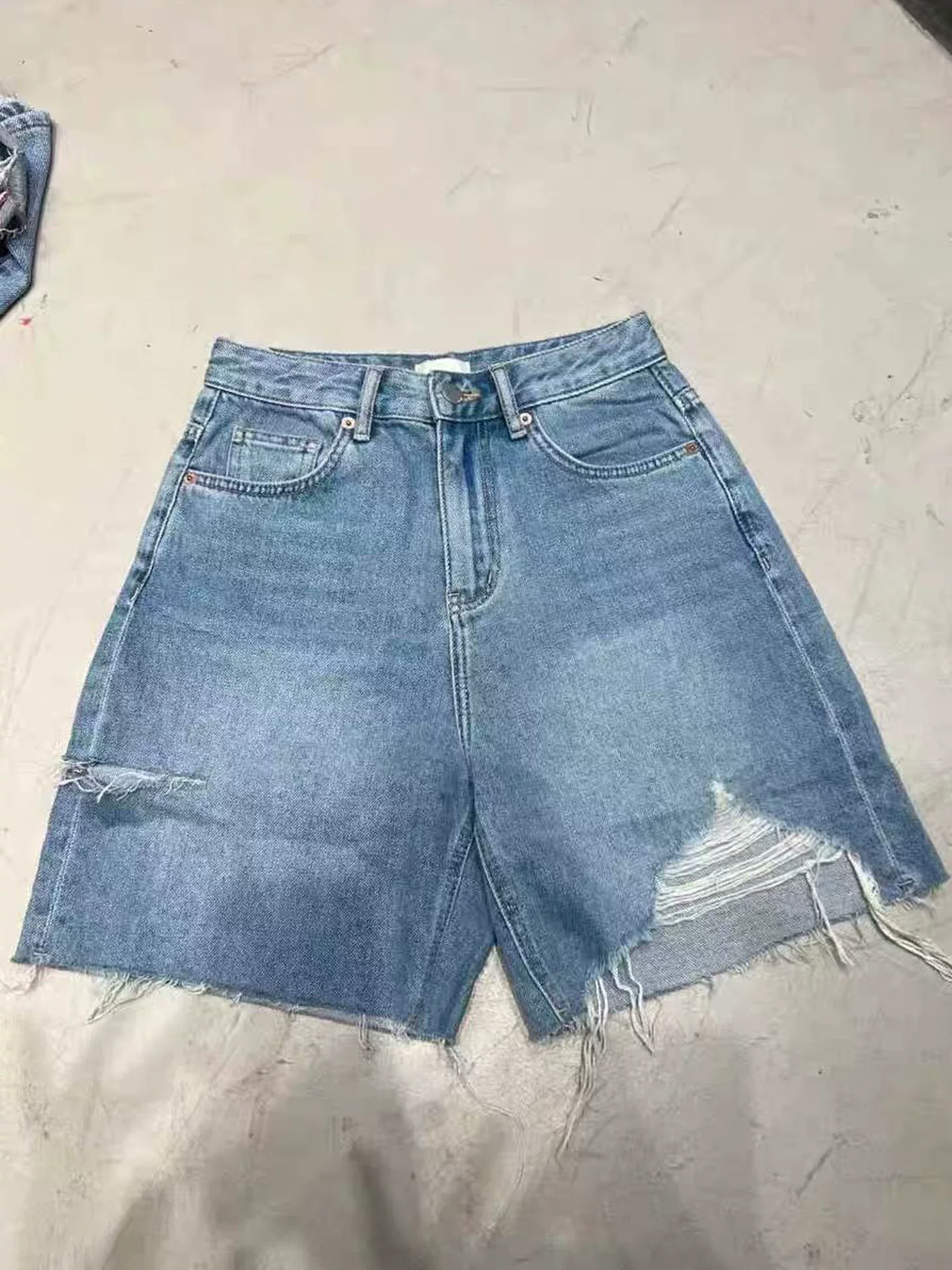 Quần short denim rách viền thô dành cho nữ, size lớn mùa hè, cạp cao, dáng rộng, tôn dáng, dành cho người có thân hình quả lê, quần ống rộng năm phần