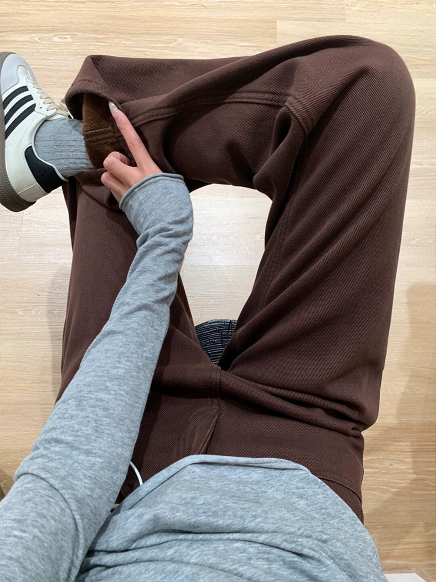 Quần ống đứng lưng cao màu cà phê Melard dành cho nữ, lót lông cừu và dày dặn, cỡ lớn, lưng cao, che hông, quần jean ống rộng giúp thon gọn.