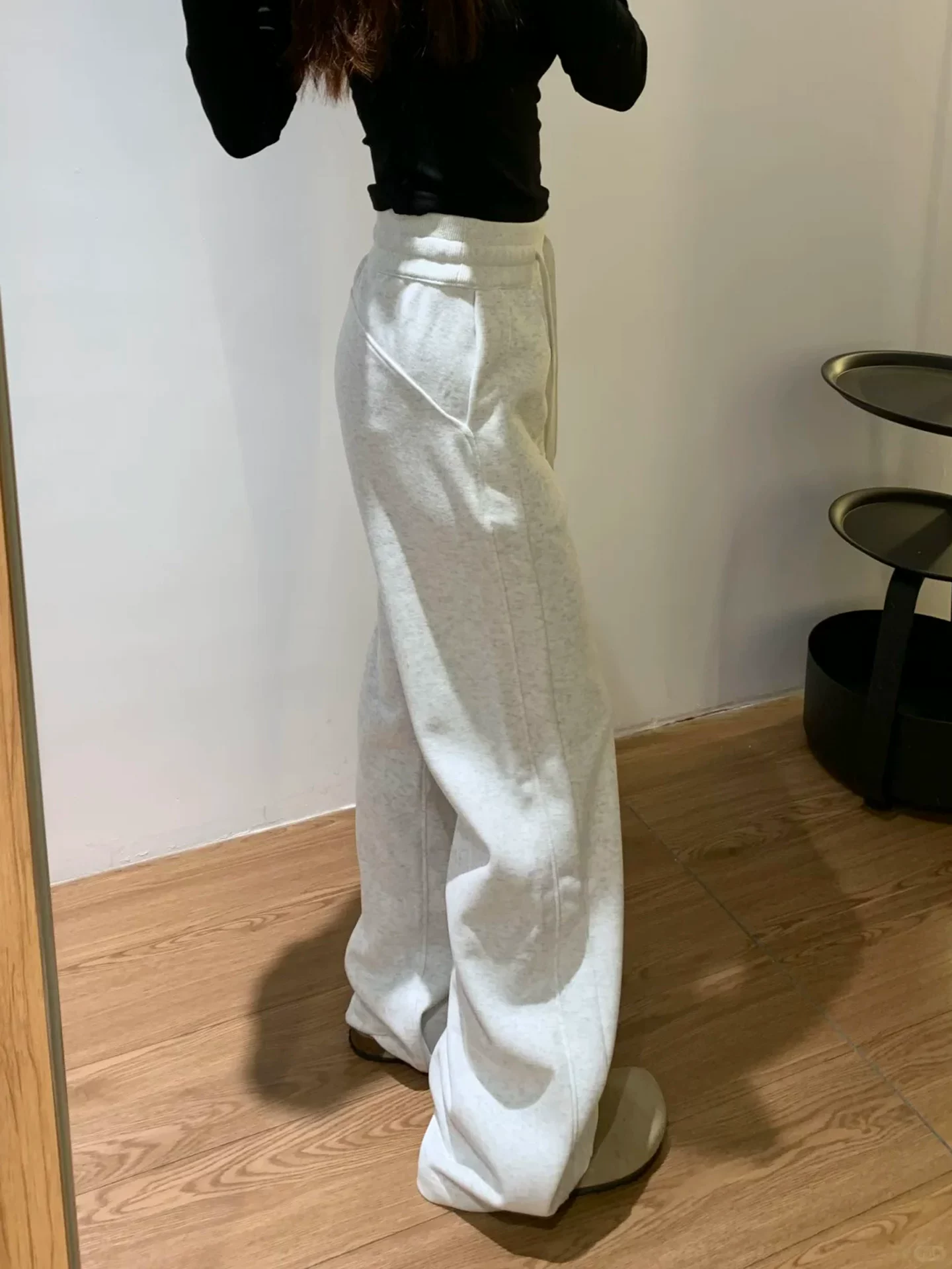 Quần thể thao nữ màu xám nhạt, kiểu dáng mới mùa thu 2025, size lớn, cạp cao, rộng rãi, tôn dáng, quần ống rộng.