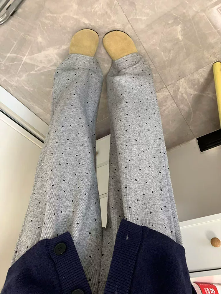 Quần thường ngày chấm bi màu xám dành cho nữ, phong cách đầu thu, cỡ lớn, lưng cao, dáng suôn, quần ống rộng mềm mại và thoải mái.