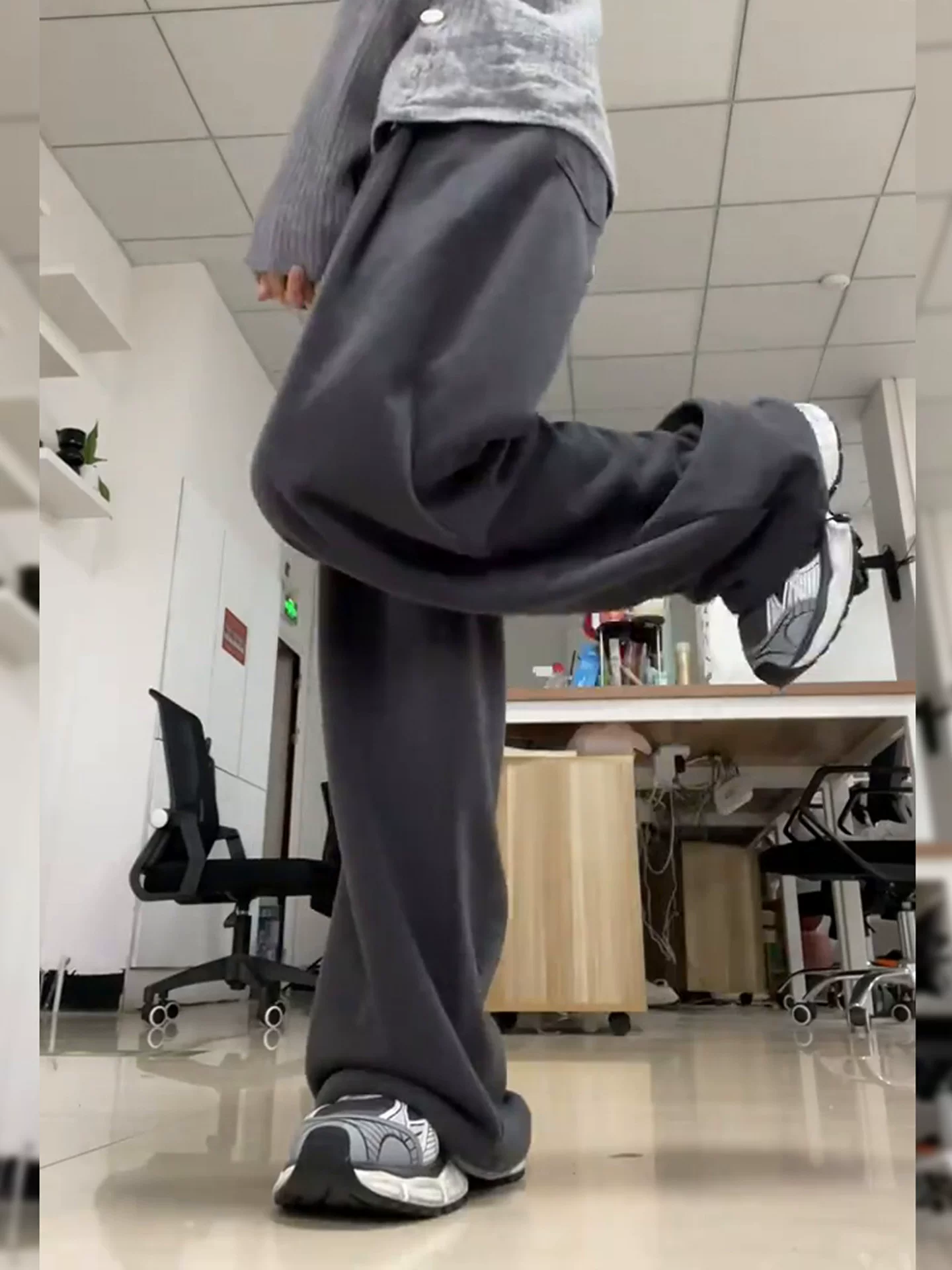 Quần thể thao màu xám đậm dành cho nữ, mùa thu 2025, cỡ lớn, lưng cao, dáng rộng, tôn dáng, dành cho người có thân hình quả lê, quần thường ngày.