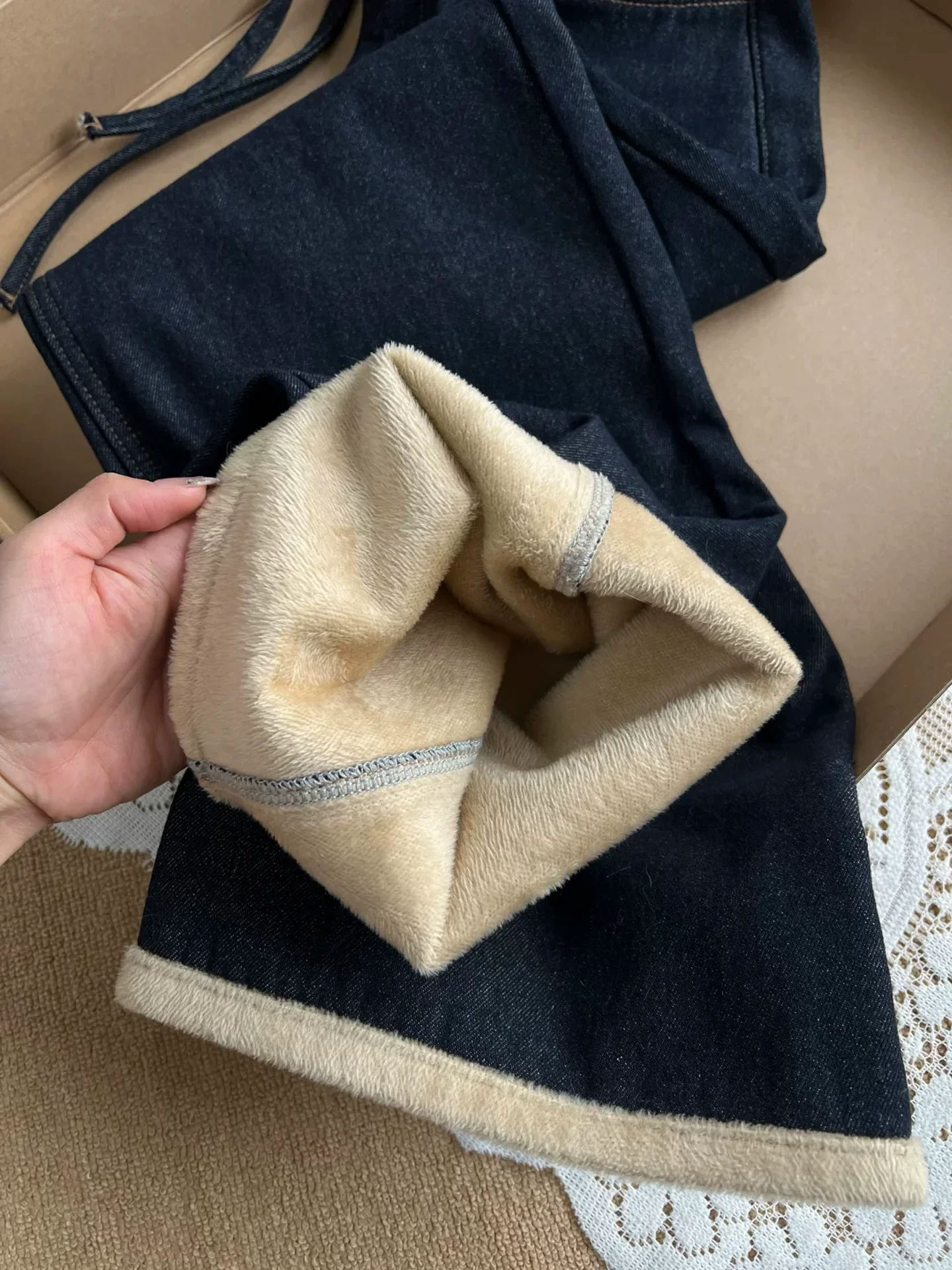 Quần jean nữ ống đứng dày, lót lông cừu màu xanh đậm, mùa đông 2025, size lớn, cạp cao, dáng rộng, tôn dáng, quần ống rộng.