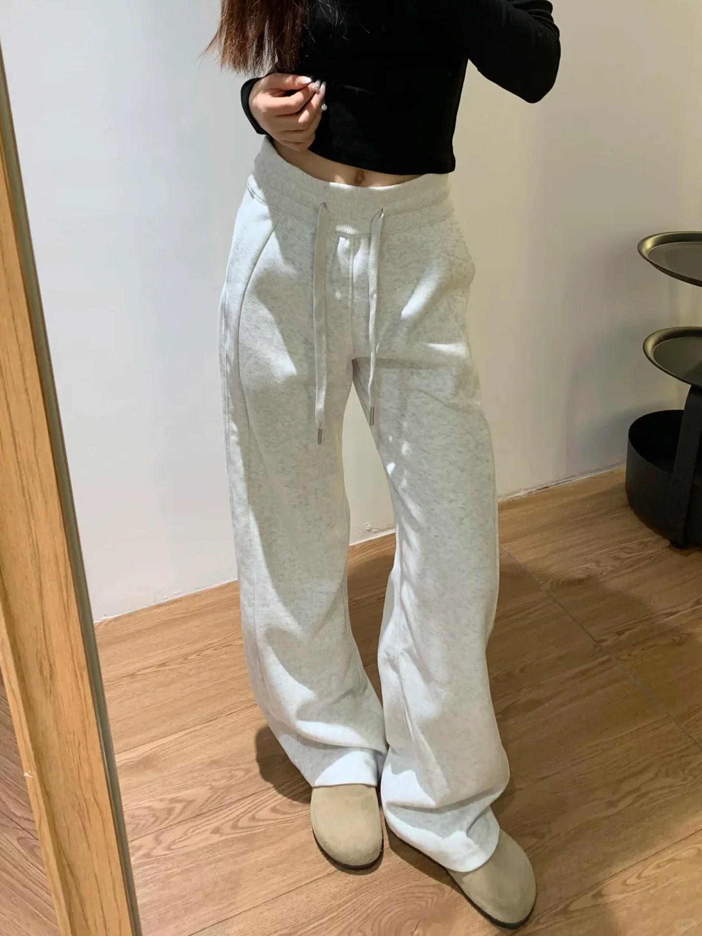 Quần thể thao nữ màu xám nhạt, kiểu dáng mới mùa thu 2025, size lớn, cạp cao, rộng rãi, tôn dáng, quần ống rộng.