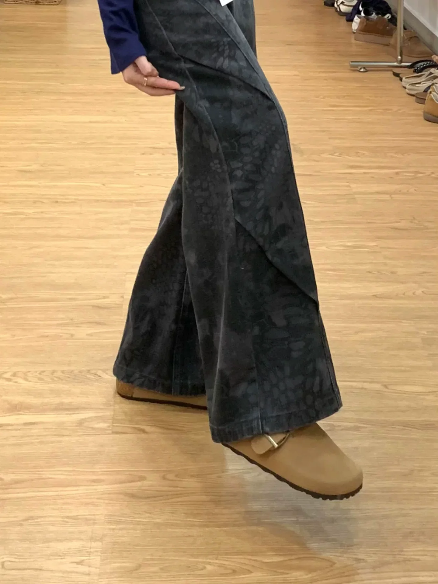 Quần jean ống rộng in họa tiết đen và xám dành cho nữ, mùa thu đông, lót lông cừu, cỡ lớn, cạp cao, dáng suôn, quần ống thẳng dáng rộng.