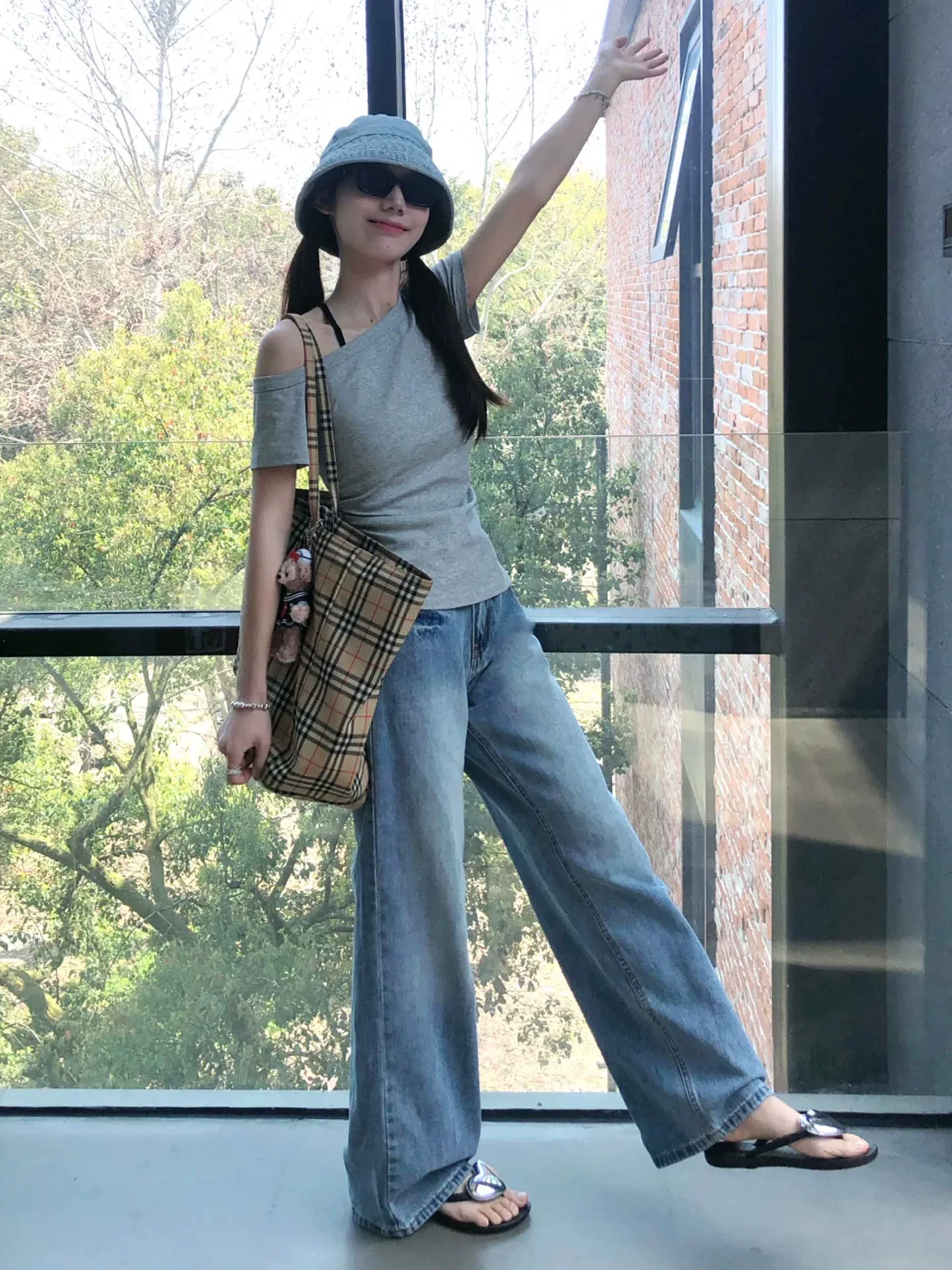 Quần jean ống đứng màu sáng dành cho nữ, kiểu mới thu đông 2025, size lớn, cạp cao, dáng rộng, tôn dáng, quần ống rộng nhỏ nhắn.