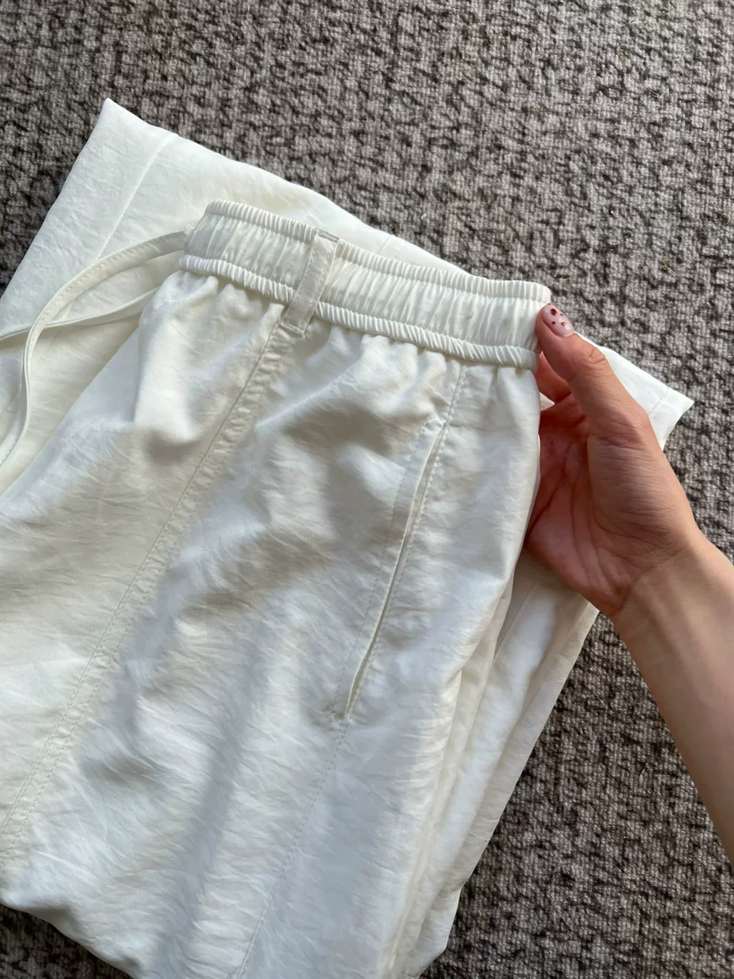 Quần ống rộng vải lụa trắng dành cho nữ, kiểu dáng mỏng mùa hè 2025, size lớn, cạp cao, dáng thẳng, chất liệu mềm mại, quần nhanh khô.