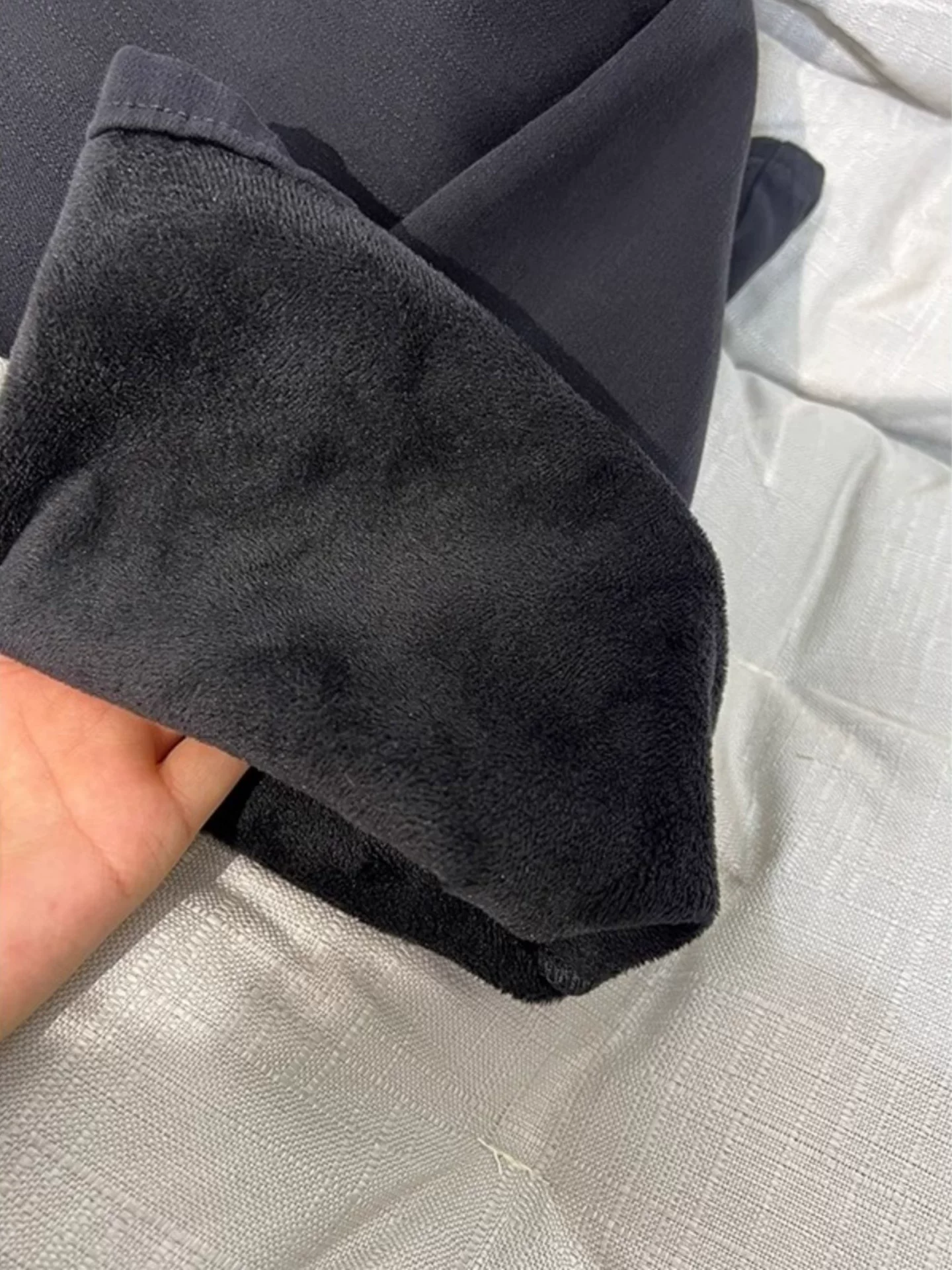 Quần jean ống loe dày lót lông cừu dành cho nữ, chất liệu co giãn mùa đông, size lớn cho người có thân hình cong, quần ống loe đen tôn dáng.