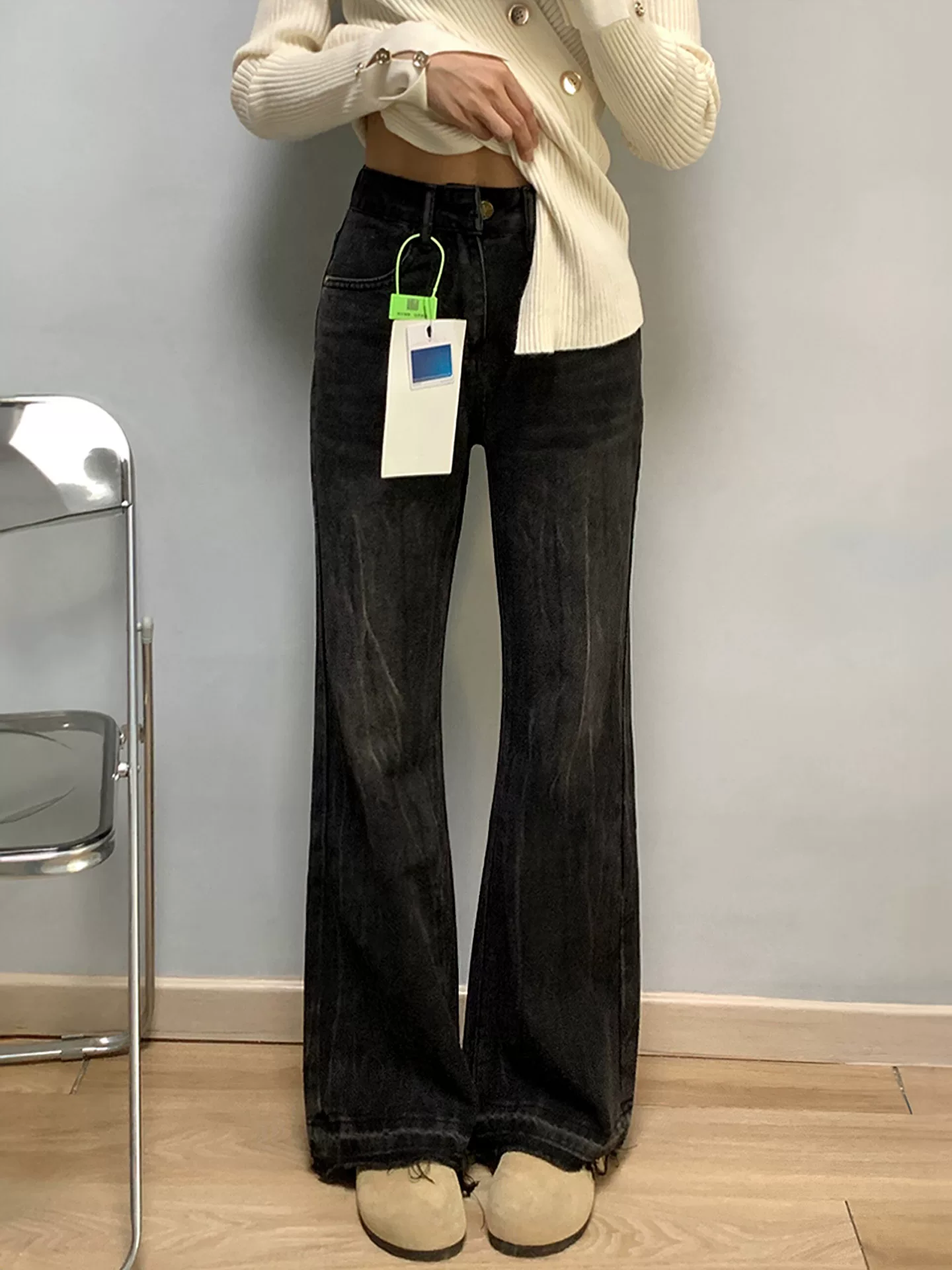 Quần jeans đen xám dáng loe nữ, thu đông 2025, size lớn, cạp cao, rộng rãi, tôn dáng, không bó sát, kiểu bootcut.