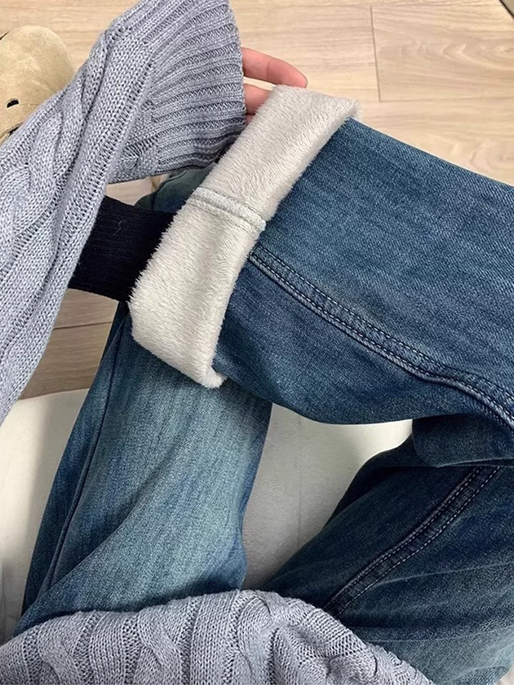Quần jean ống thẳng dày lót lông màu xanh cổ điển dành cho nữ, kiểu dáng mùa đông mới, cỡ lớn, cạp cao, che hông, quần ống rộng giúp thon gọn.