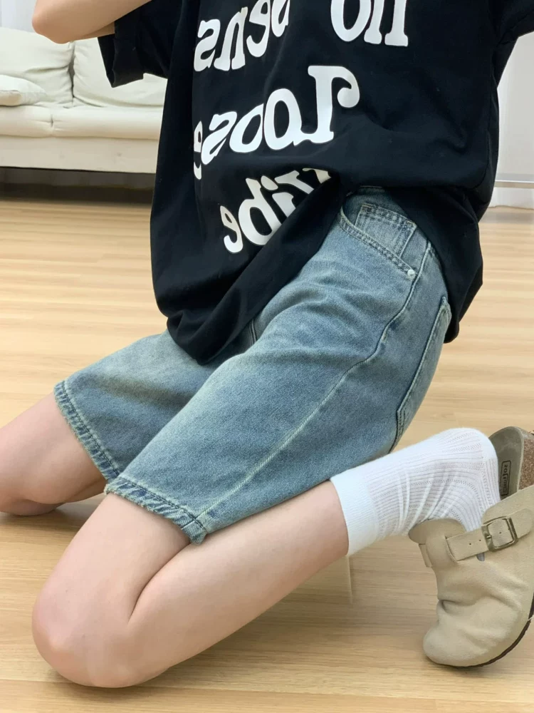 Quần short denim màu xanh cổ điển dành cho nữ, mùa hè 2005, kiểu dáng mỏng, cỡ lớn, lưng cao, che hông, giảm béo, quần short dài vừa phải ống rộng.