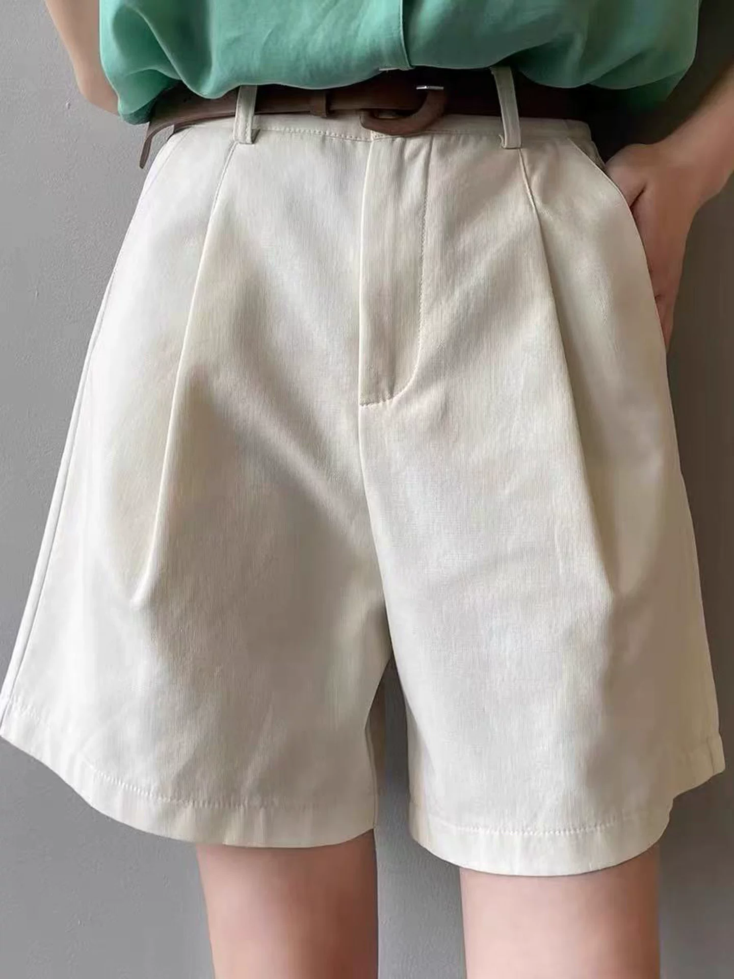 Quần short trắng thường ngày dành cho nữ, cỡ lớn mùa hè, cạp cao, tôn dáng, quần năm điểm, dáng quả lê, quần dài vừa phải dáng chữ A ống rộng.