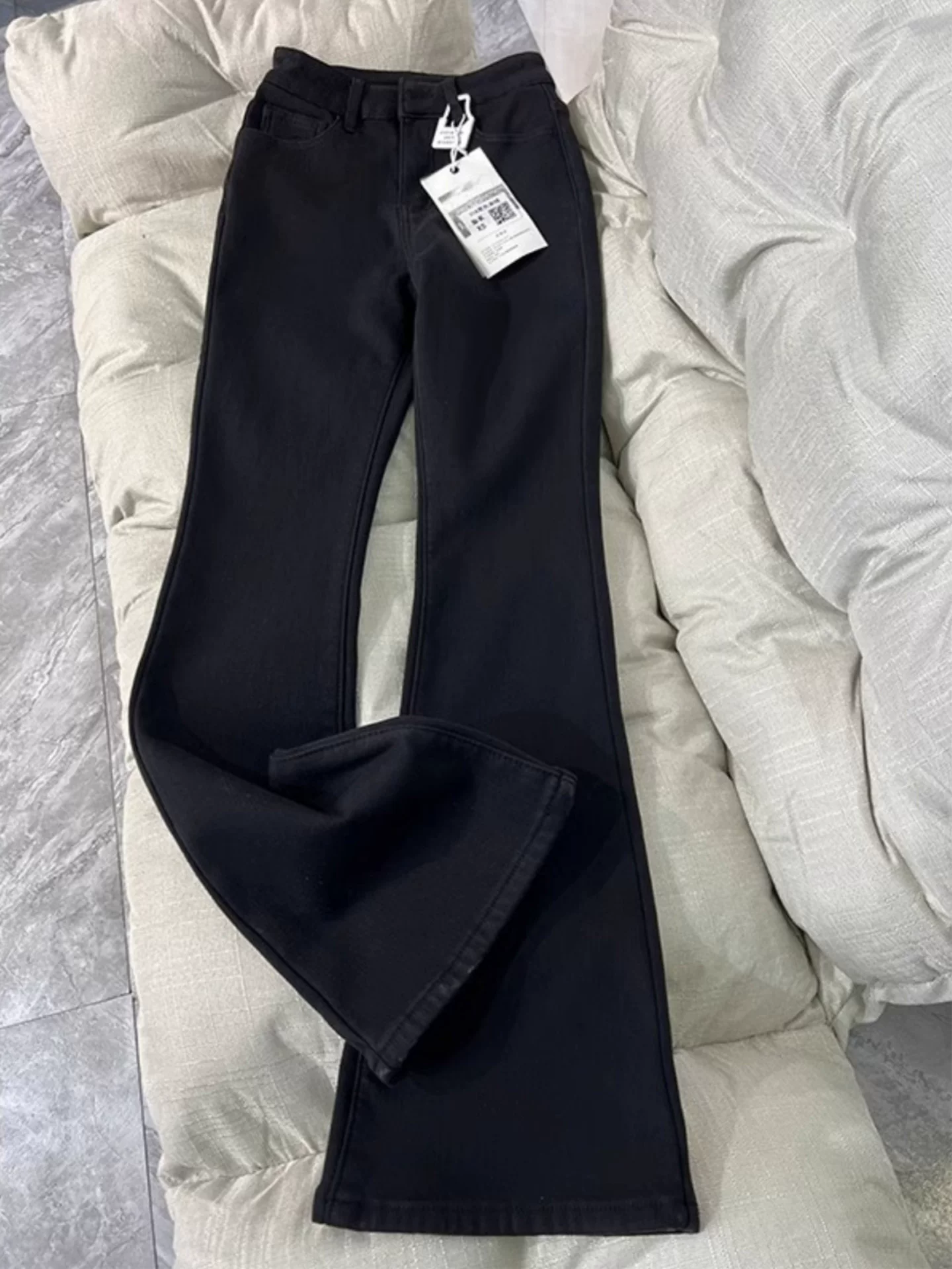 Quần jean ống loe dày lót lông cừu dành cho nữ, chất liệu co giãn mùa đông, size lớn cho người có thân hình cong, quần ống loe đen tôn dáng.