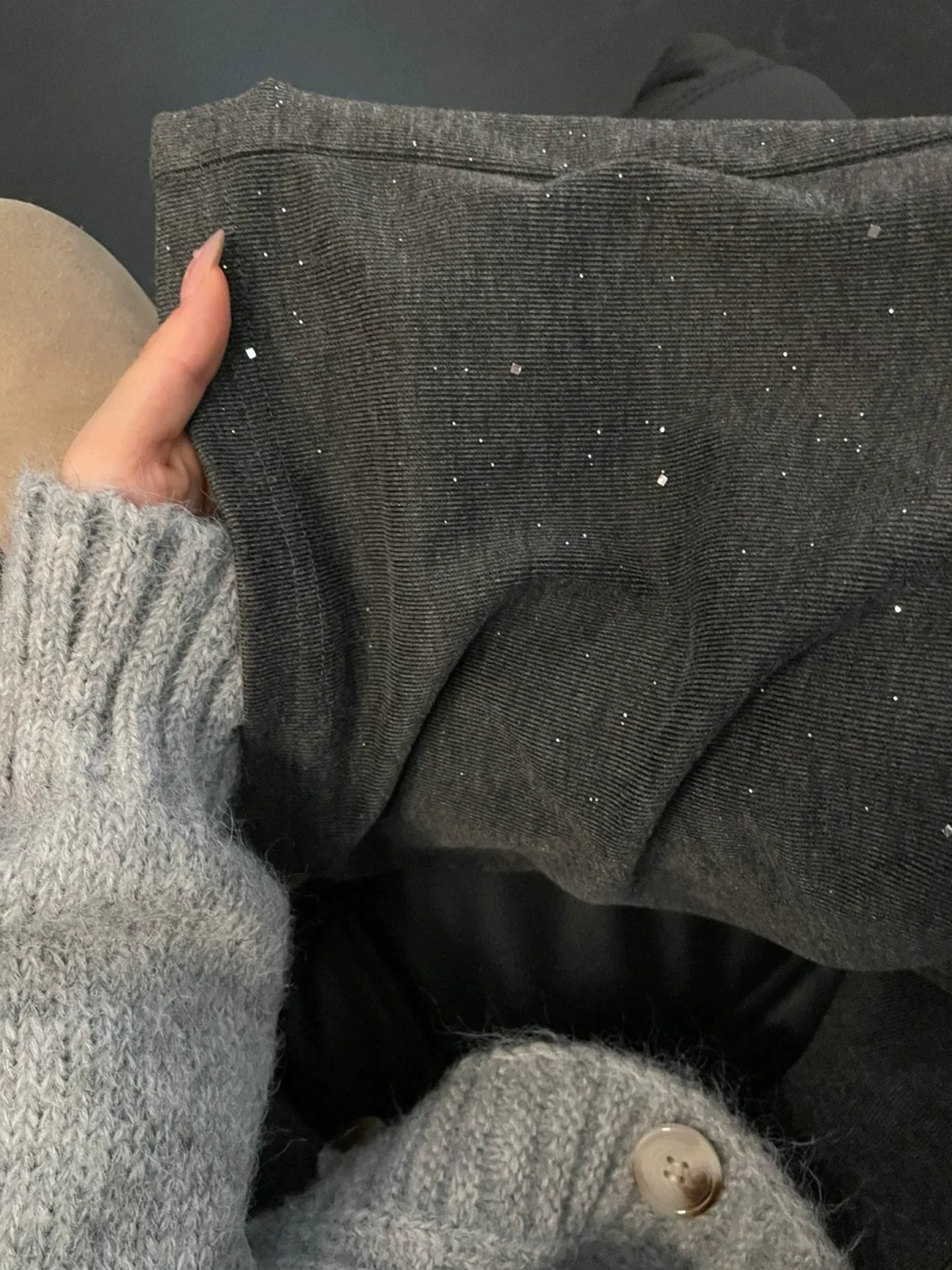 Quần gạo màu xám đậm dành cho nữ, kiểu dáng mùa thu mới, cỡ lớn, lưng cao, dáng rộng, mềm mại, tôn dáng, quần ống rộng lười biếng.