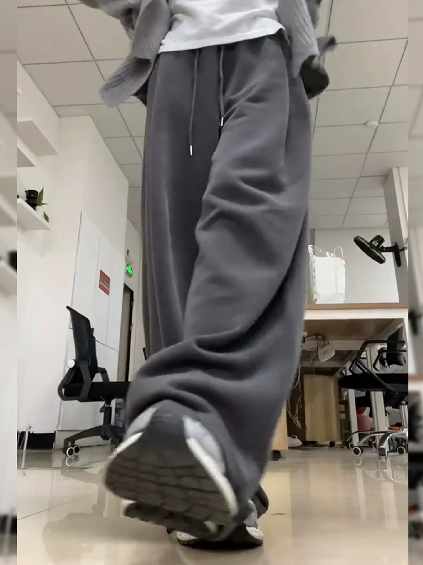 Quần thể thao màu xám đậm dành cho nữ, mùa thu 2025, cỡ lớn, lưng cao, dáng rộng, tôn dáng, dành cho người có thân hình quả lê, quần thường ngày.