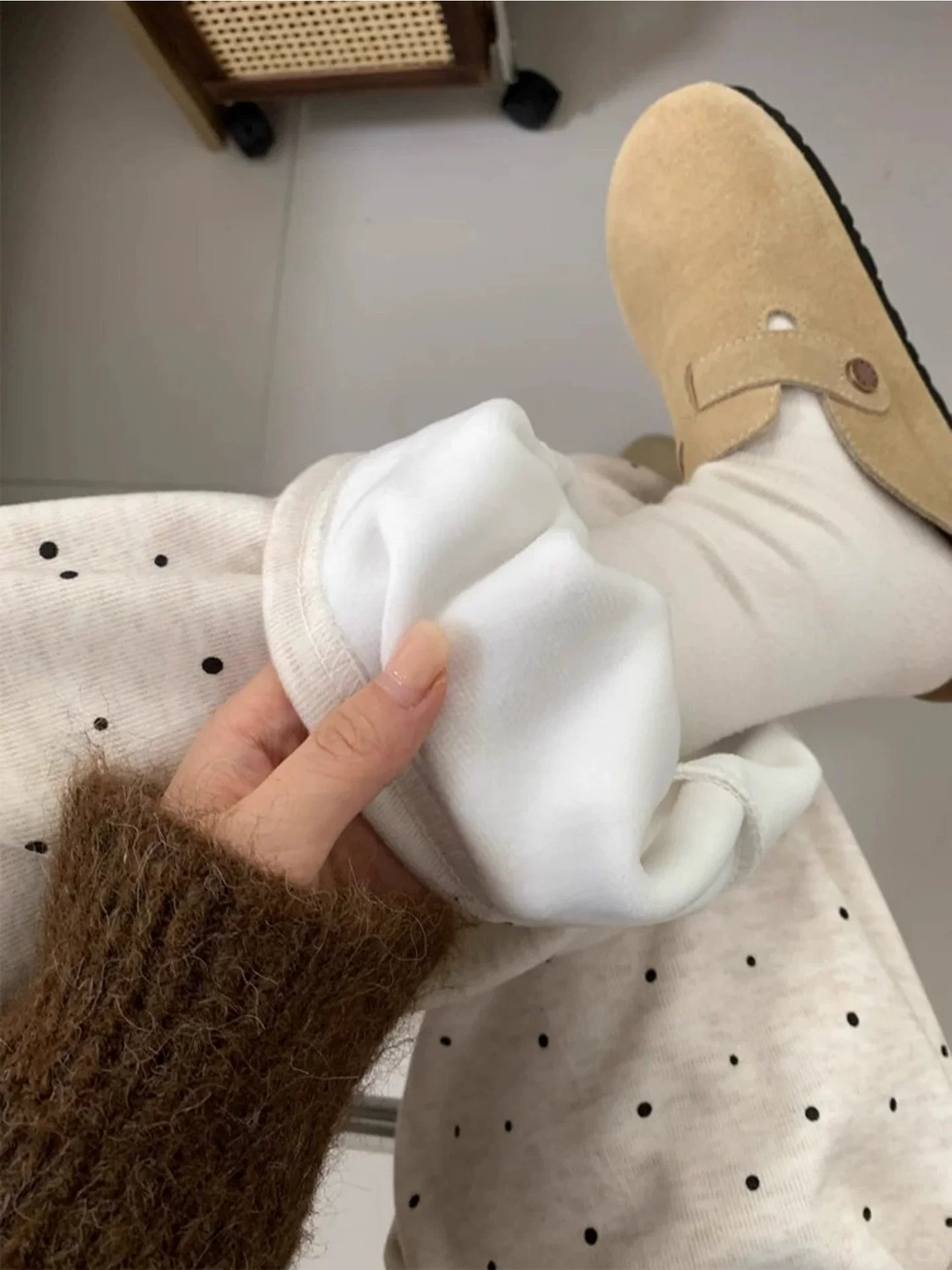 Quần gạo chấm bi màu trắng nhạt dành cho nữ, mùa thu đông, lót lông cừu, dày dặn, cỡ lớn, lưng cao, dáng rộng, quần ống rộng, phong cách giản dị.