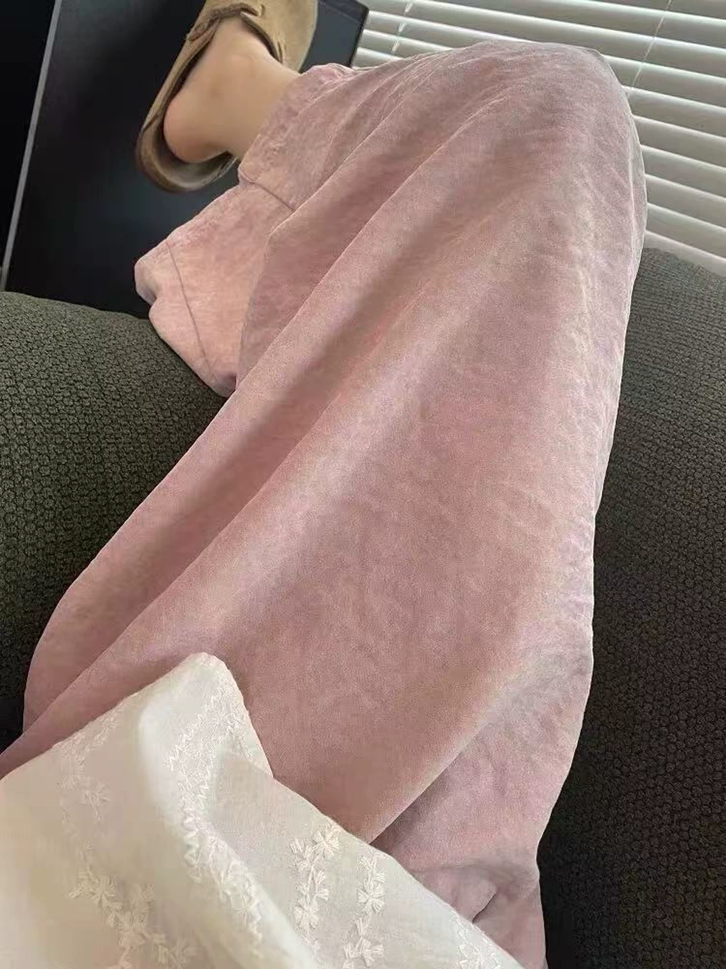 Quần âu nữ chất liệu lụa đá màu hồng, kiểu dáng mỏng nhẹ mùa hè, size lớn, cạp cao, tôn dáng, chất liệu có vân, ống lửng, quần ống rộng.
