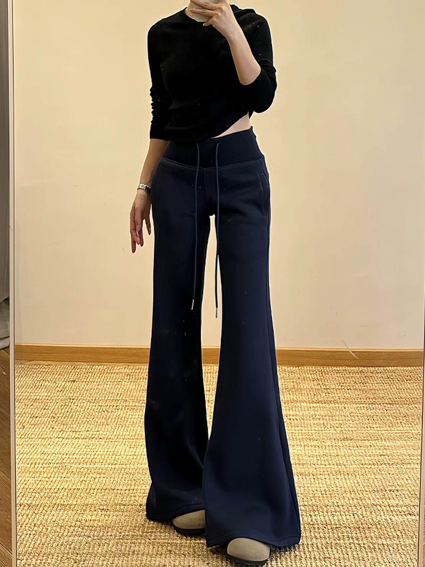 Quần thể thao nữ Lulu màu trắng và xám, kiểu mới thu đông 2025, size lớn, cạp cao, tôn dáng, quần ống loe thường ngày.