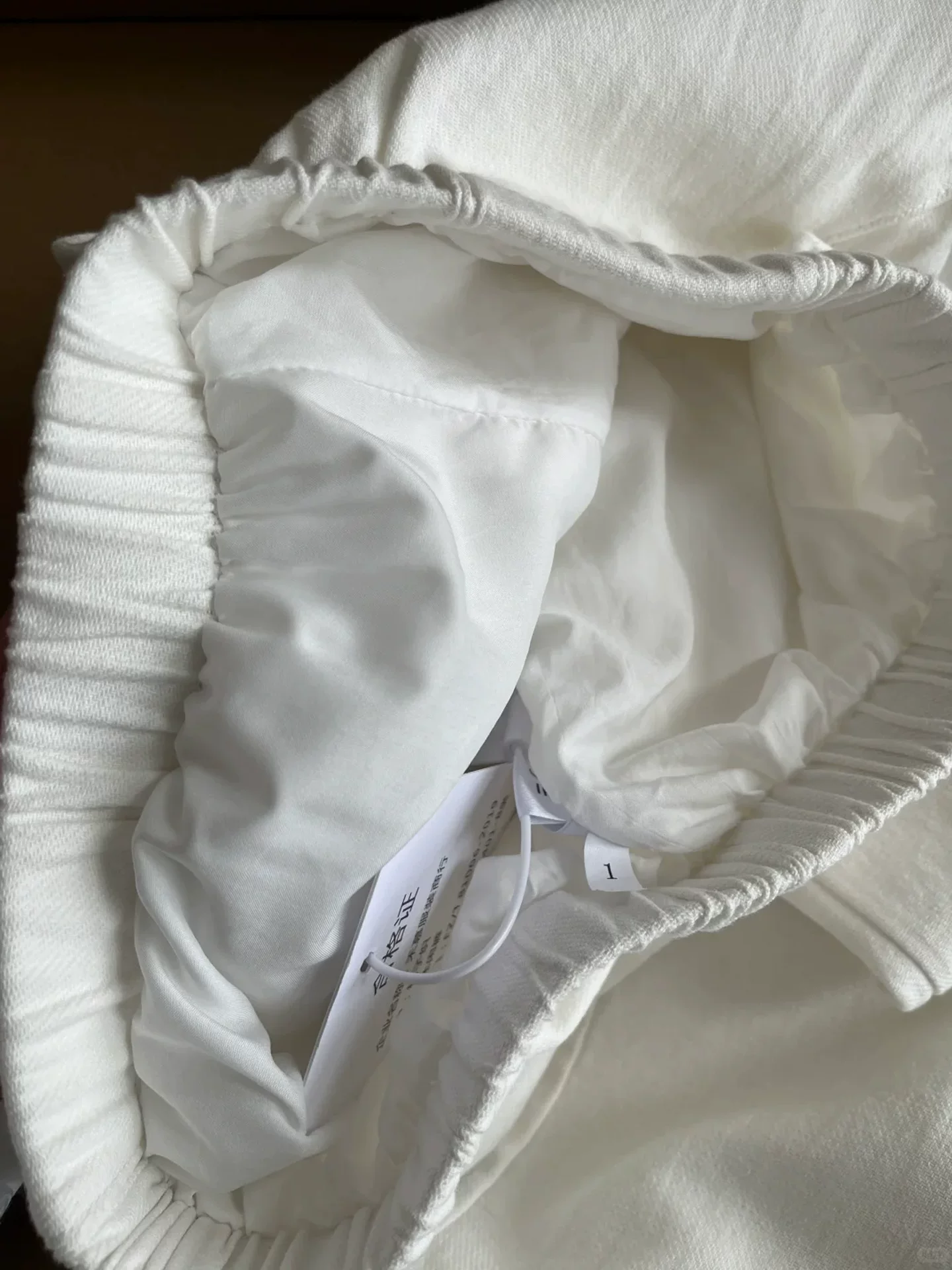 Quần ống rộng vải lanh trắng dành cho nữ, kiểu dáng mỏng mùa hè, cỡ lớn, cạp cao, che hông, giảm béo, quần ống đứng bằng vải lụa băng, kiểu dáng đơn giản.