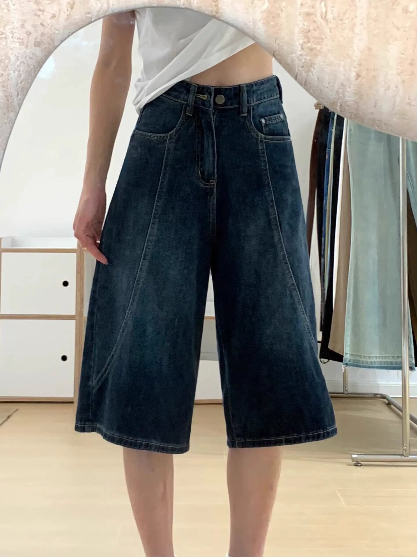 Quần short denim màu xanh đậm dành cho nữ, kiểu dáng mùa hè mới, cỡ lớn, lưng cao, dáng rộng, che hông, giảm béo, quần ống rộng cắt ngắn.