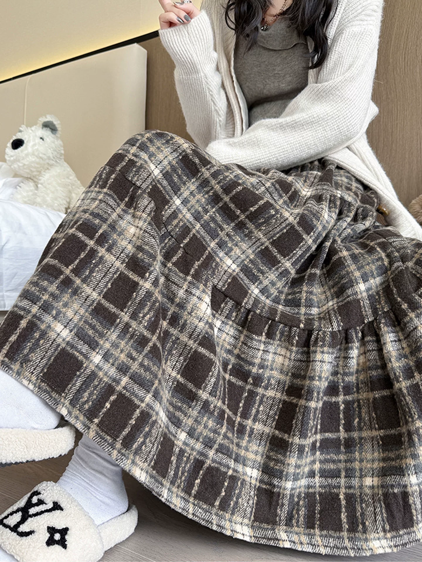 Váy len kẻ sọc nâu cổ điển dành cho nữ mùa thu đông, size lớn, eo cao, tôn dáng, dáng chữ A, dài qua gối