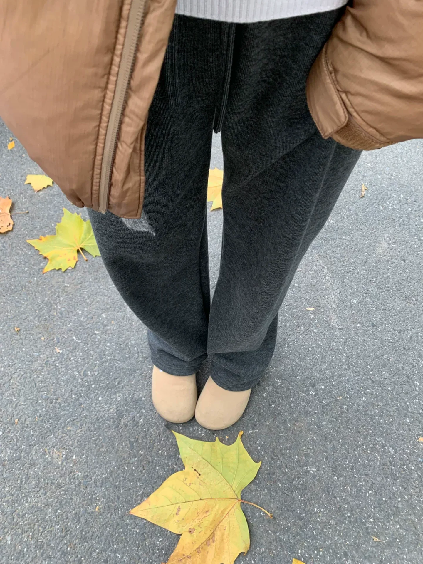 Quần dài dày dặn có lót lông cừu màu xám đậm dành cho nữ, cỡ lớn mùa đông, cạp cao, giảm béo, quần ống rộng dáng thẳng thông thường.