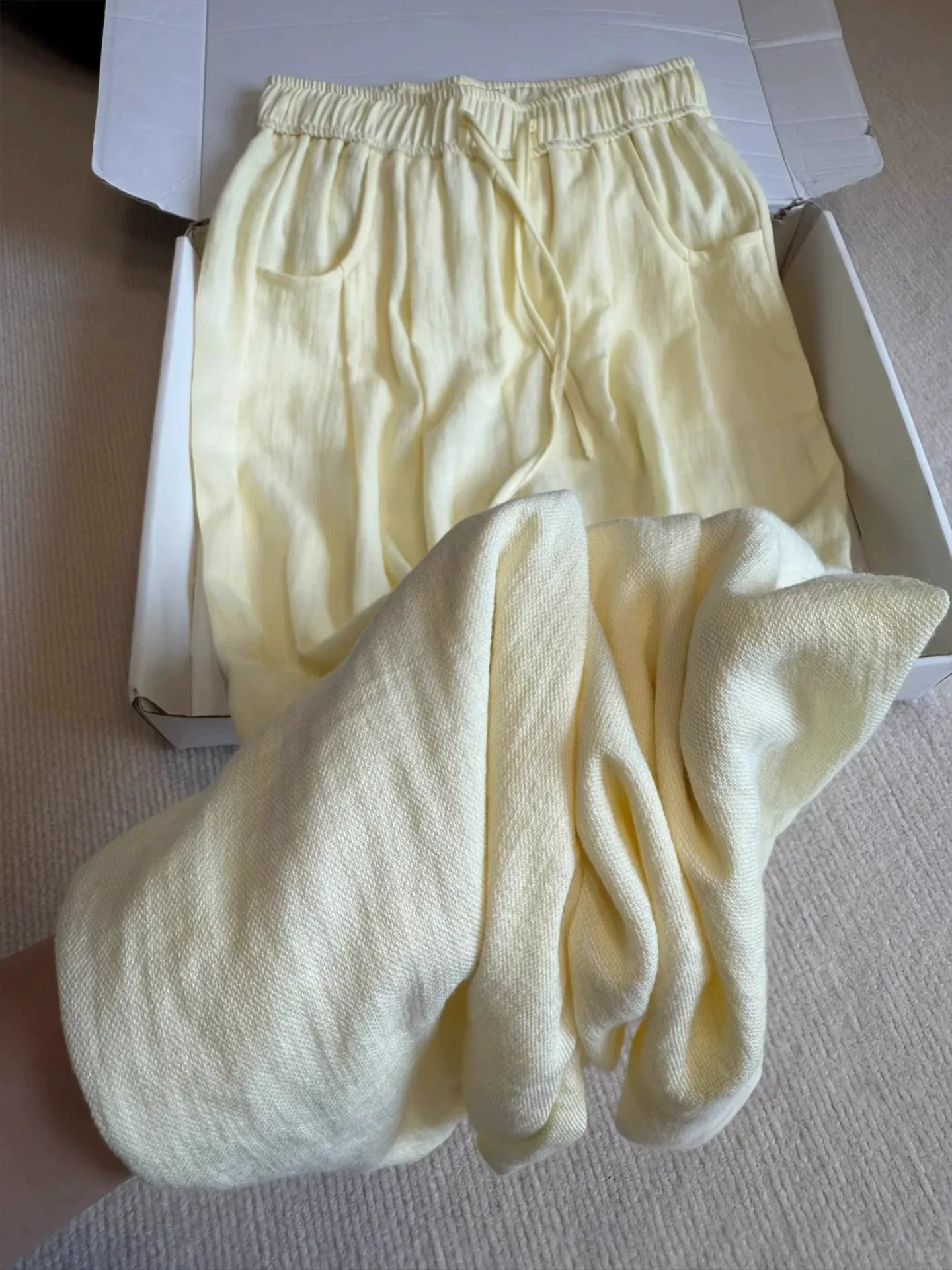 Quần vải lanh rộng ống màu vàng kiểu dáng xuề xòa dành cho nữ mùa hè 2025, size lớn, cạp cao, che hông, tôn dáng, dành cho người có thân hình quả lê