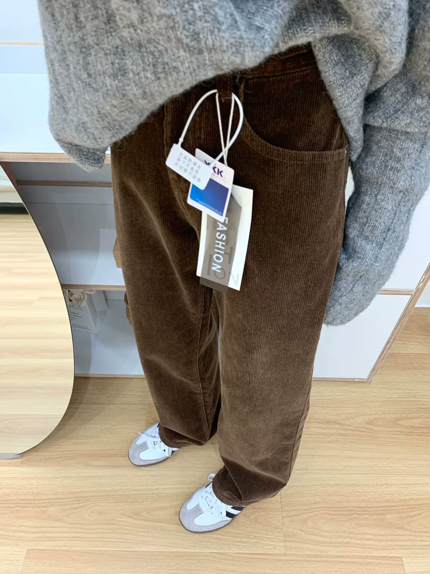 Quần âu nữ ống đứng chất liệu nhung tăm lót lông dày màu cà phê, mùa đông, size lớn, cạp cao, dáng rộng, chất liệu mềm mại.