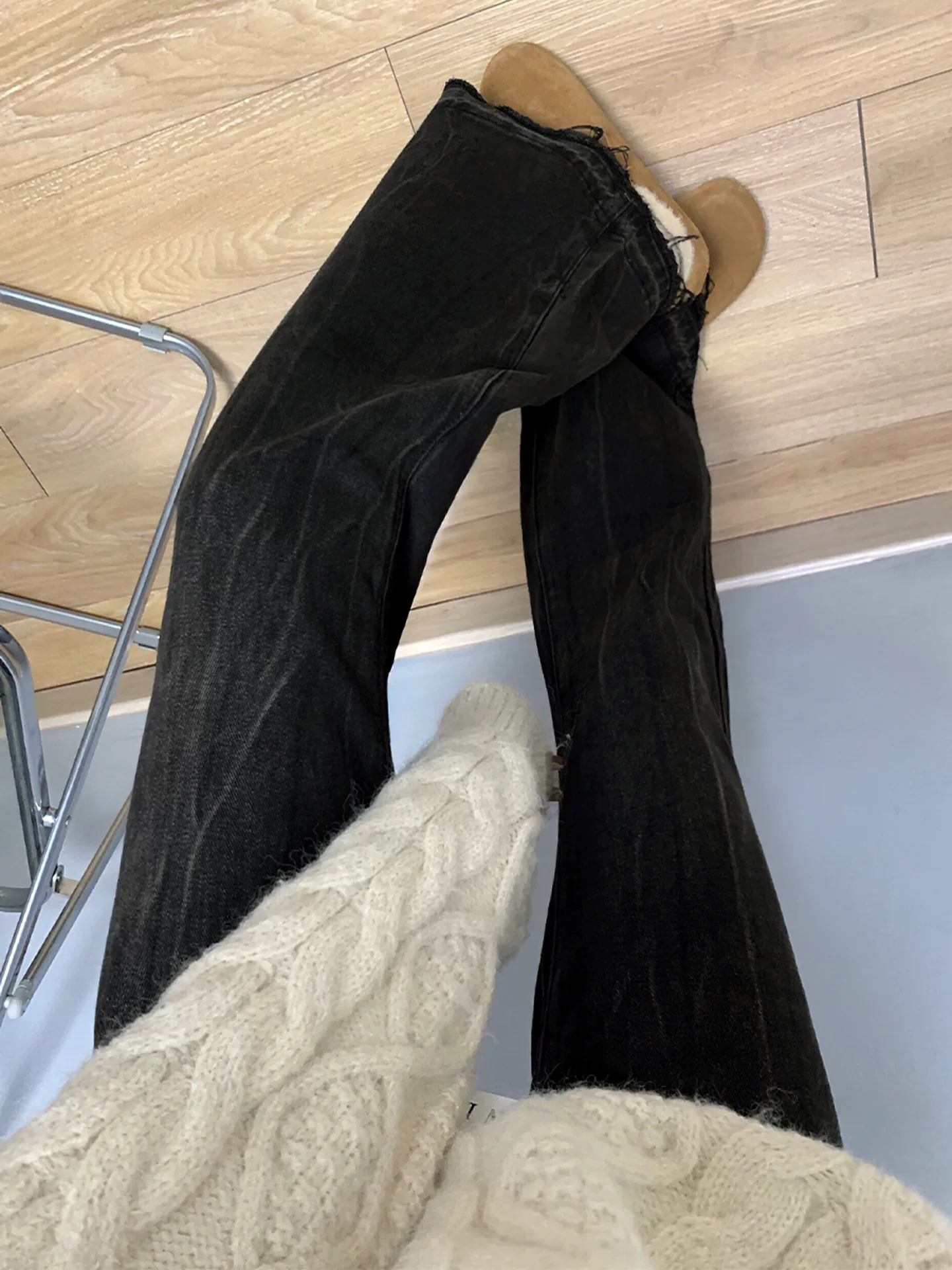 Quần jeans đen xám dáng loe nữ, thu đông 2025, size lớn, cạp cao, rộng rãi, tôn dáng, không bó sát, kiểu bootcut.