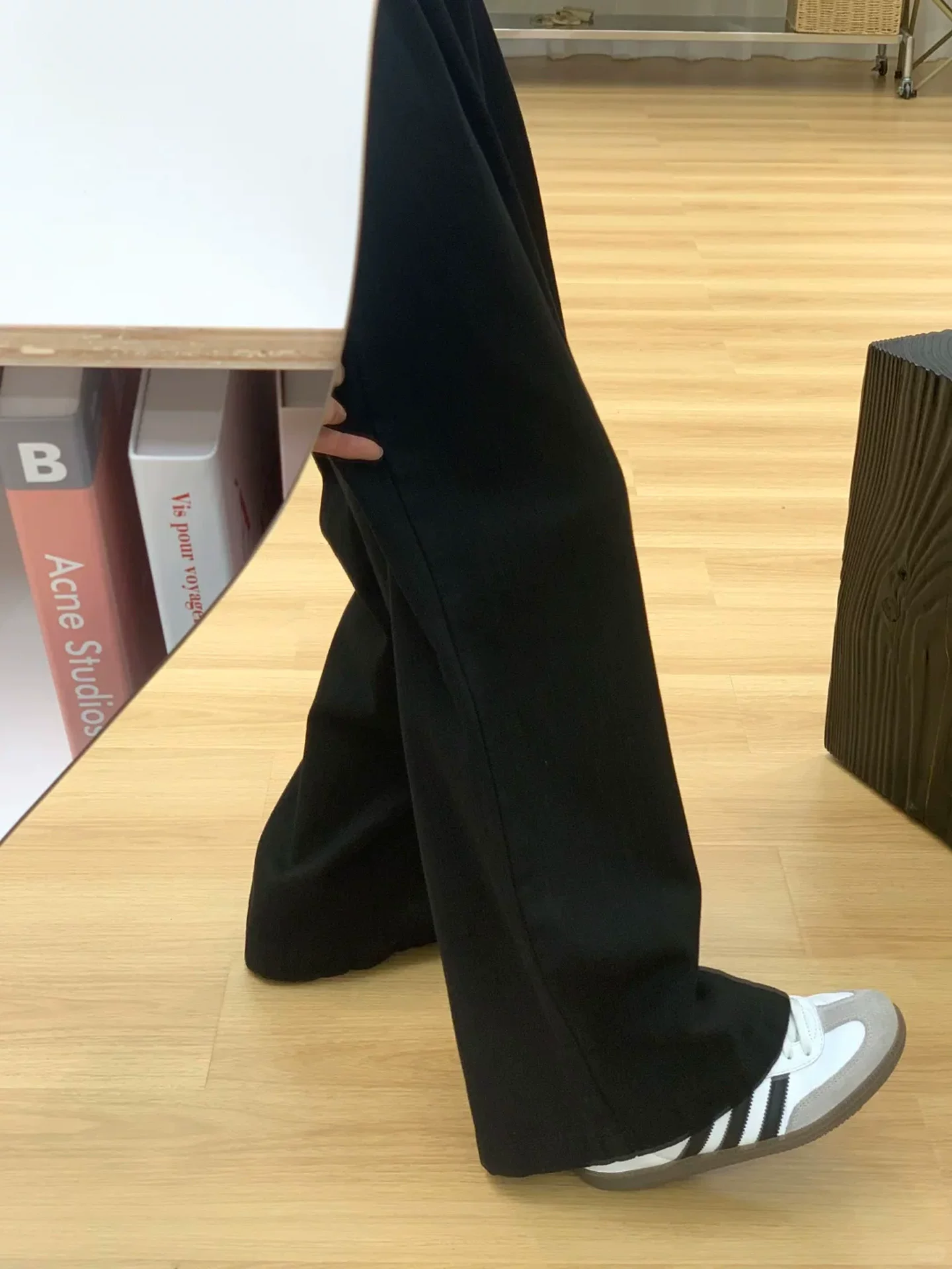 Quần jean đen cạp cao ống rộng dành cho nữ, kiểu dáng mùa thu mới, cỡ lớn, dáng rộng, xếp nếp, che hông, giảm béo, quần dài chạm sàn.