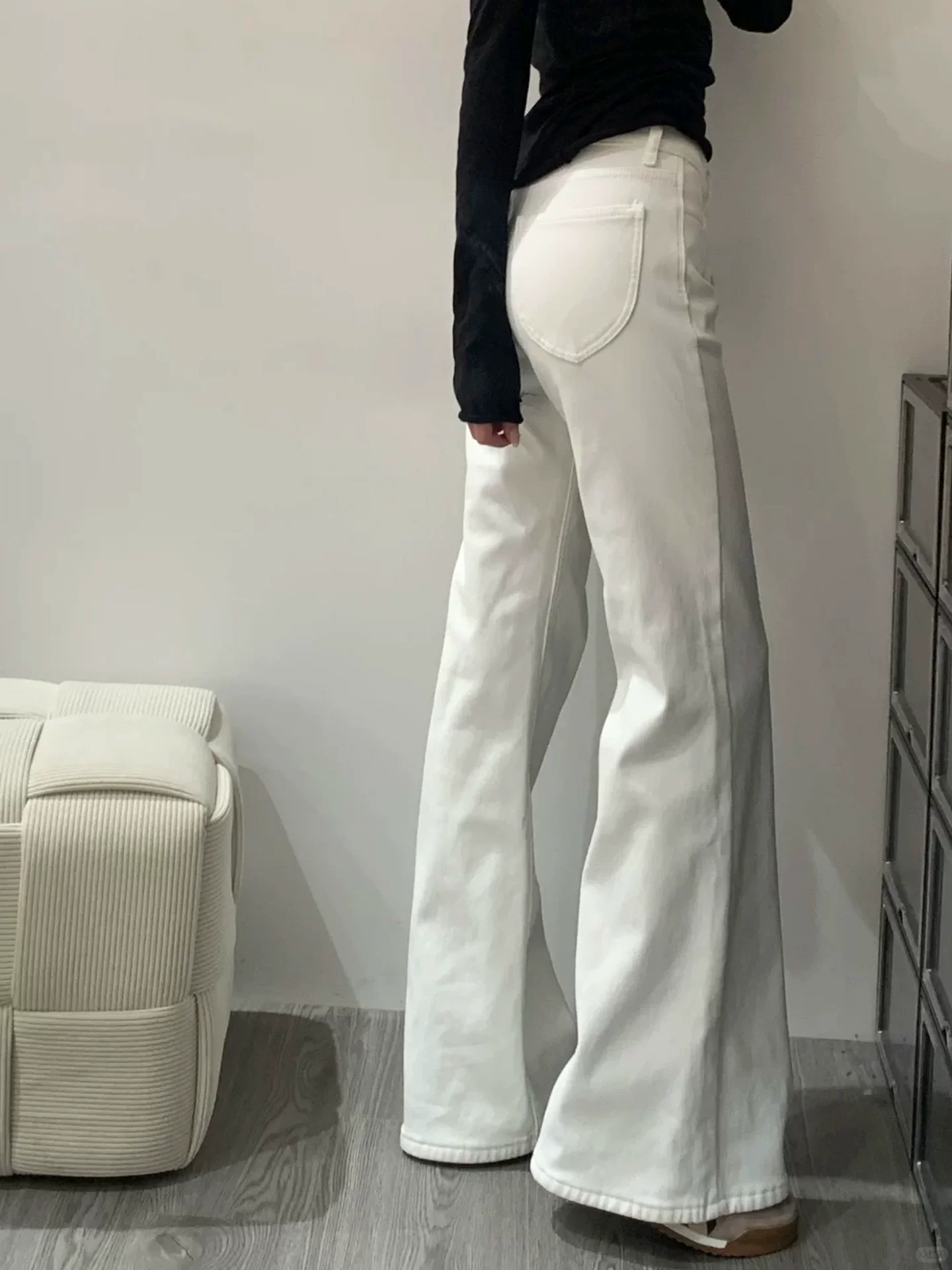 Quần jean trắng cạp cao dáng loe nữ, kiểu thu đông 2025, size lớn, co giãn, che hông, tôn dáng, ống chuông, dài chạm sàn