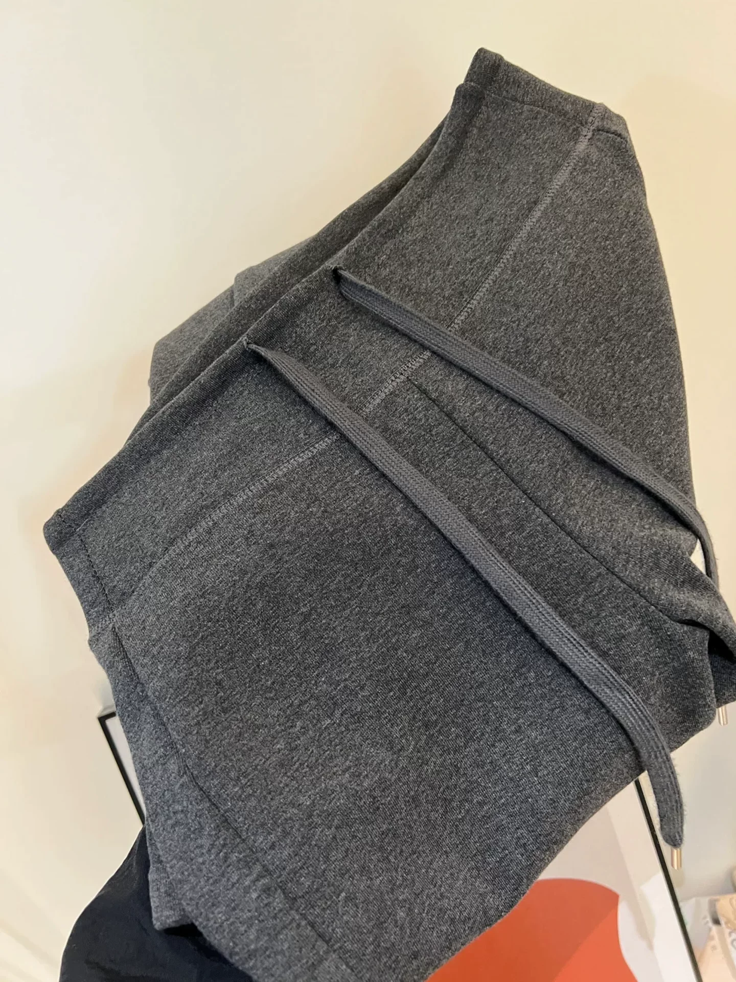 Quần thường ngày dày dặn lót lông màu xám đậm dành cho nữ, mùa thu đông, cỡ lớn, lưng cao, dáng suôn, giảm béo, ống thẳng, quần ống rộng lười biếng.