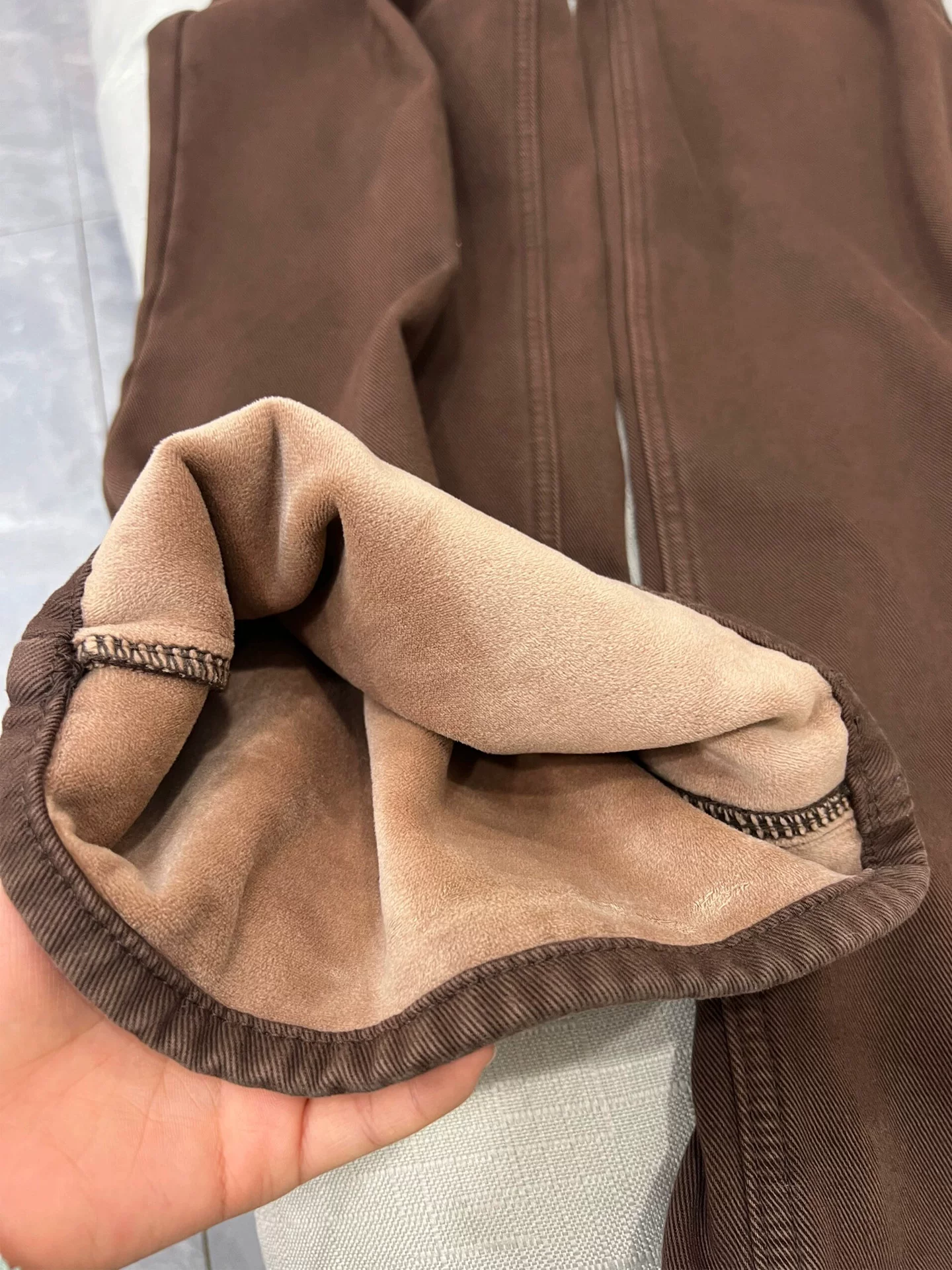 Quần jean dày lót lông màu nâu cà phê cổ điển dành cho nữ, mùa thu đông, cỡ lớn, lưng cao, dáng rộng, giảm béo, quần ống rộng ống thẳng.