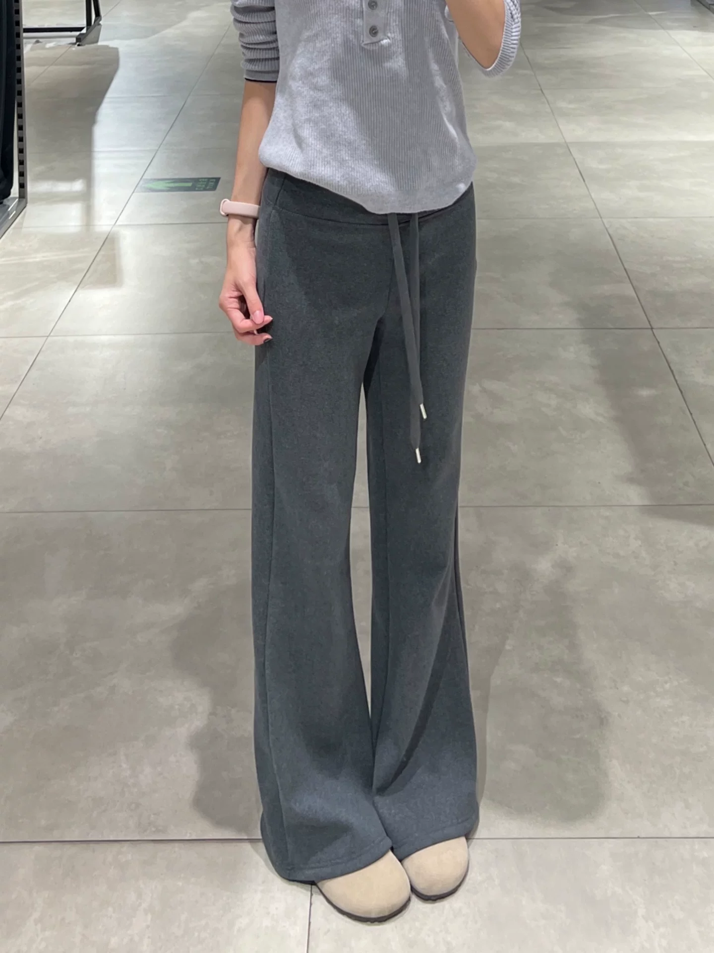 Quần ống loe màu xám đậm dành cho nữ, mùa thu đông, cỡ lớn, lót lông cừu, dày dặn, cạp cao, dáng suôn, tôn dáng, quần ống rộng.