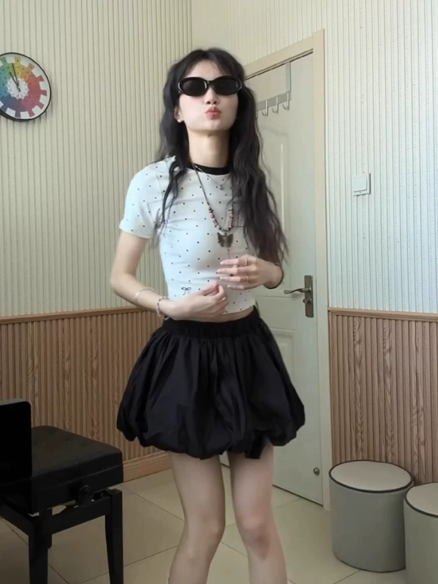 Quần short mềm mại và đa năng dành cho nữ trong mùa hè, cỡ lớn, cạp cao, tôn dáng, nhỏ nhắn, quần short ống rộng màu đen.