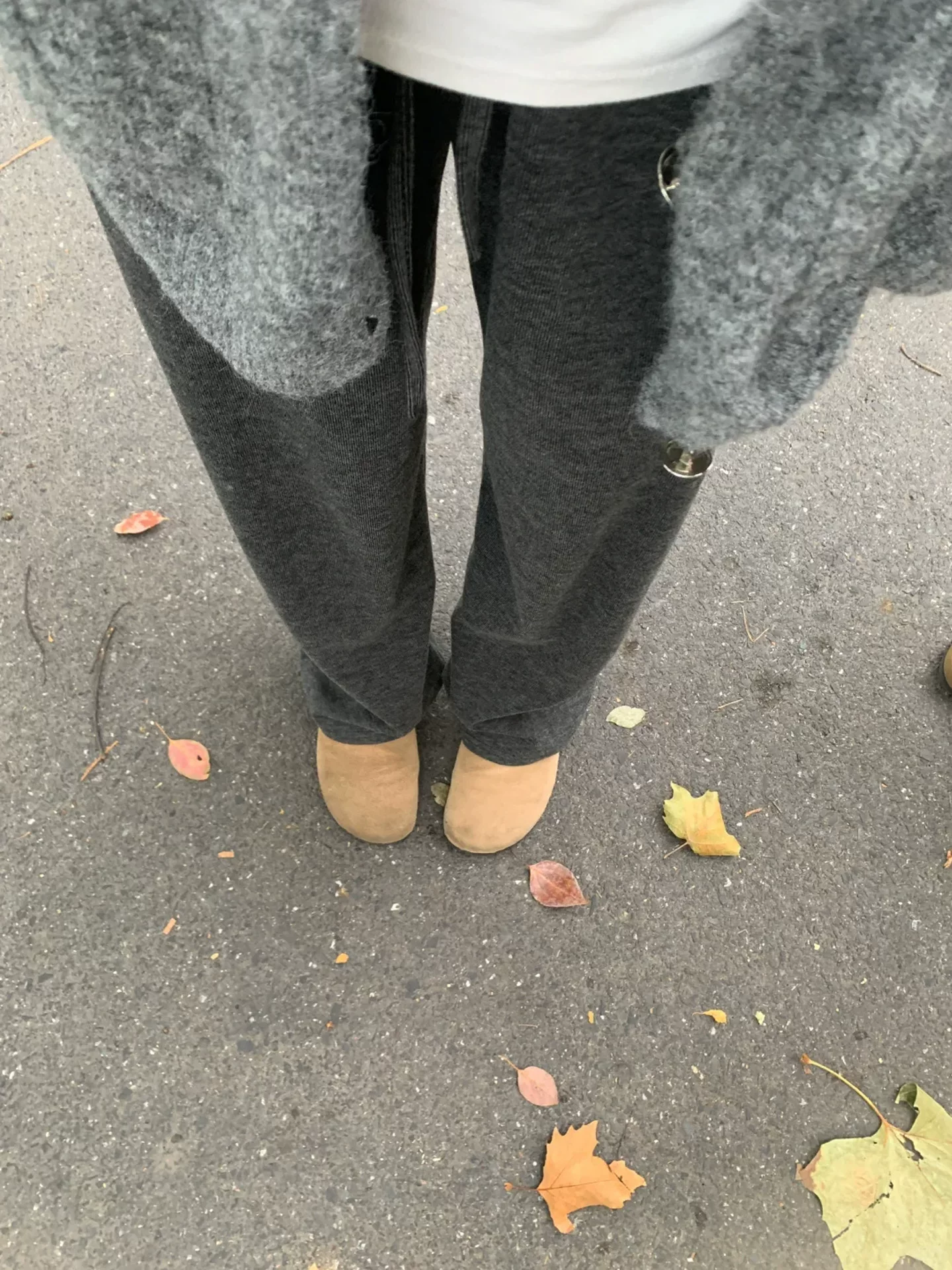 Quần lửng chất liệu gạo lứt mềm mại dành cho nữ, kiểu dáng mới thu đông 2025, size lớn, cạp cao, chất liệu mềm mại, che hông, quần ống rộng tôn dáng.