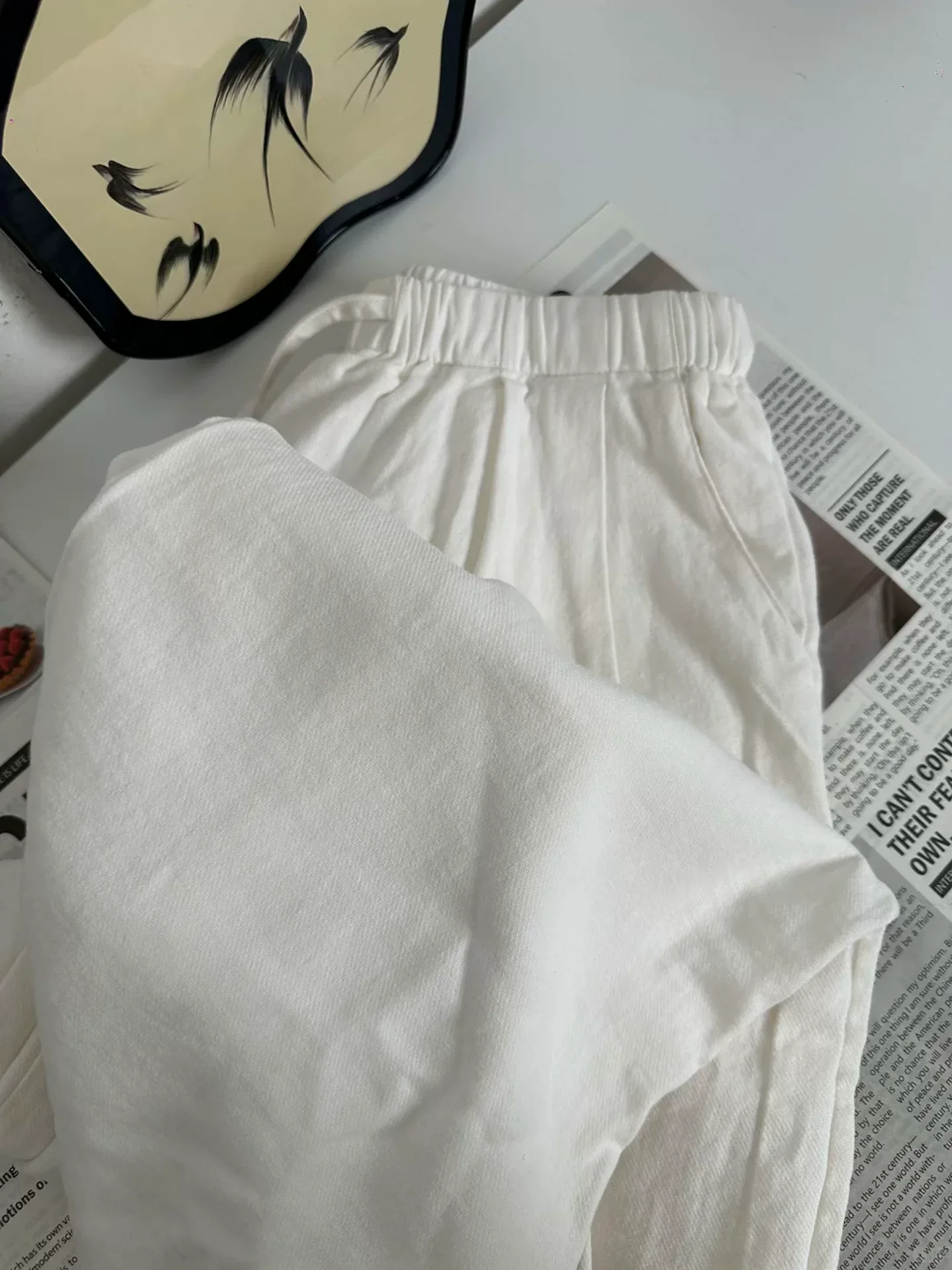 Quần vải lanh cotton trắng dành cho nữ, kiểu dáng mỏng mùa hè 2025, size lớn, cạp cao, chất liệu mềm mại, tôn dáng, quần ống rộng chất liệu lanh lụa mát.