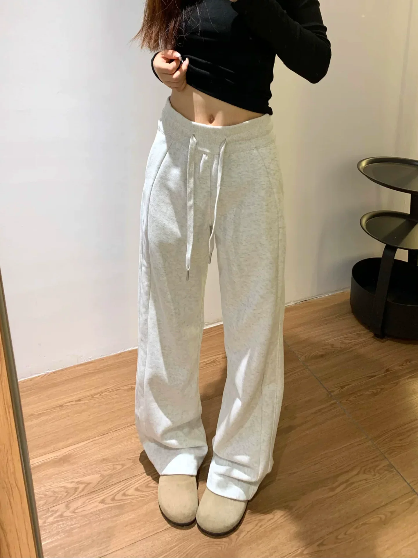 Quần thể thao nữ màu xám nhạt, kiểu dáng mới mùa thu 2025, size lớn, cạp cao, rộng rãi, tôn dáng, quần ống rộng.