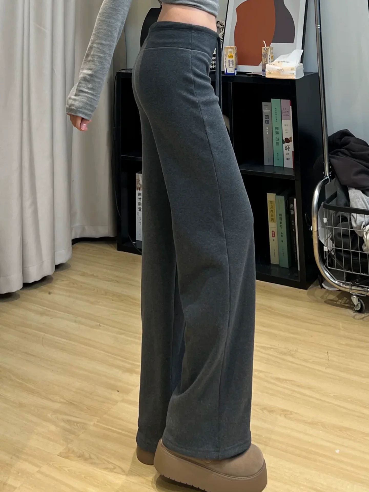 Quần thường ngày dày dặn lót lông màu xám đậm dành cho nữ, mùa thu đông, cỡ lớn, lưng cao, dáng suôn, giảm béo, ống thẳng, quần ống rộng lười biếng.